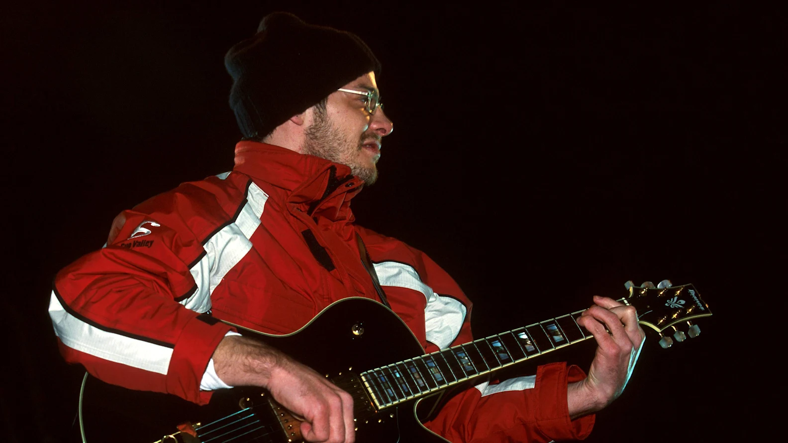 Jacques Villeneuve(CDN) enjoys his guitar Villars 24 Hour Ski race, Villars, Switzerland - 13-14 January 2001 (Photo by Sutton Images)