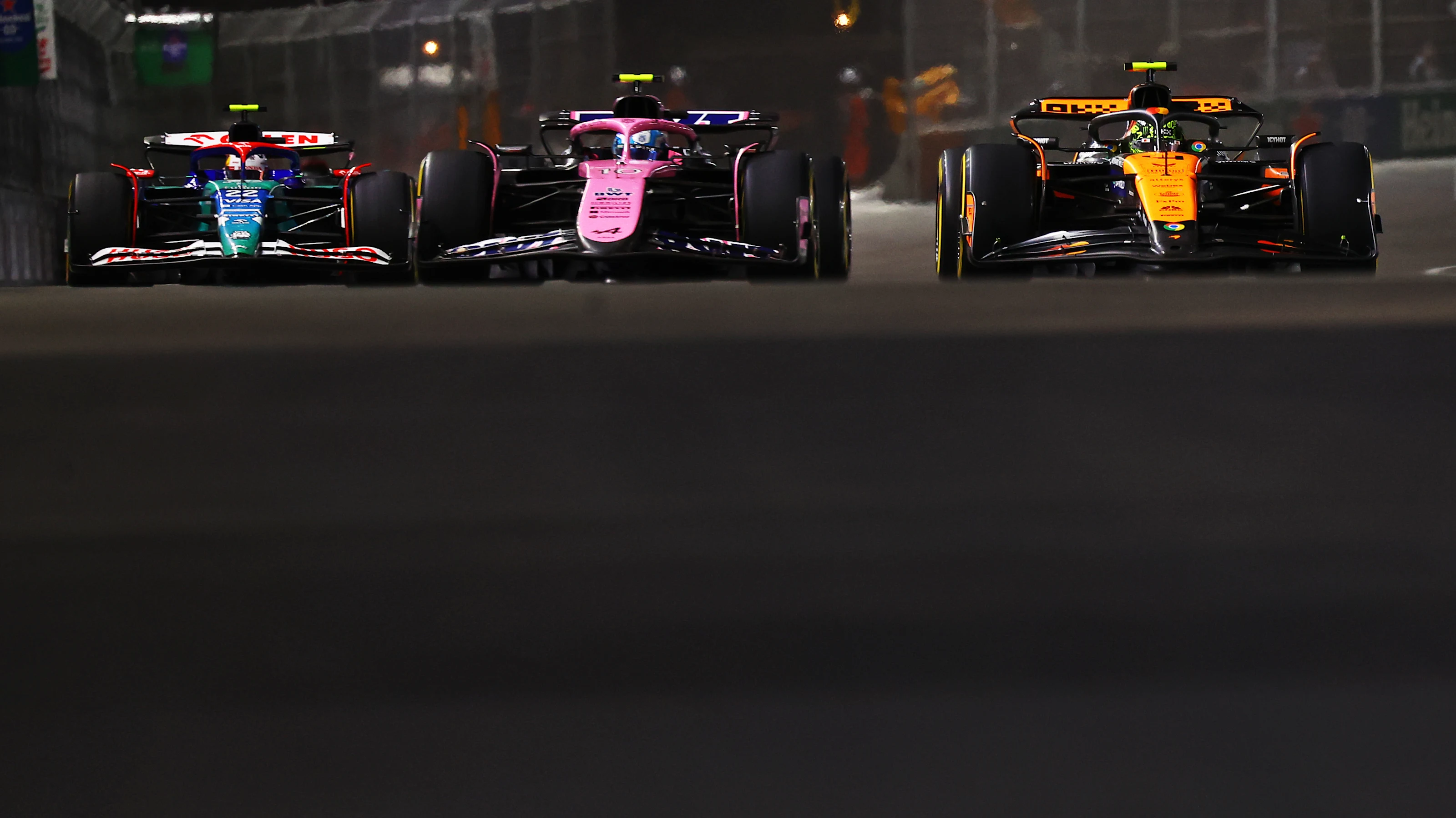 LAS VEGAS, NEVADA - NOVEMBER 23: Lando Norris of Great Britain driving the (4) McLaren MCL38