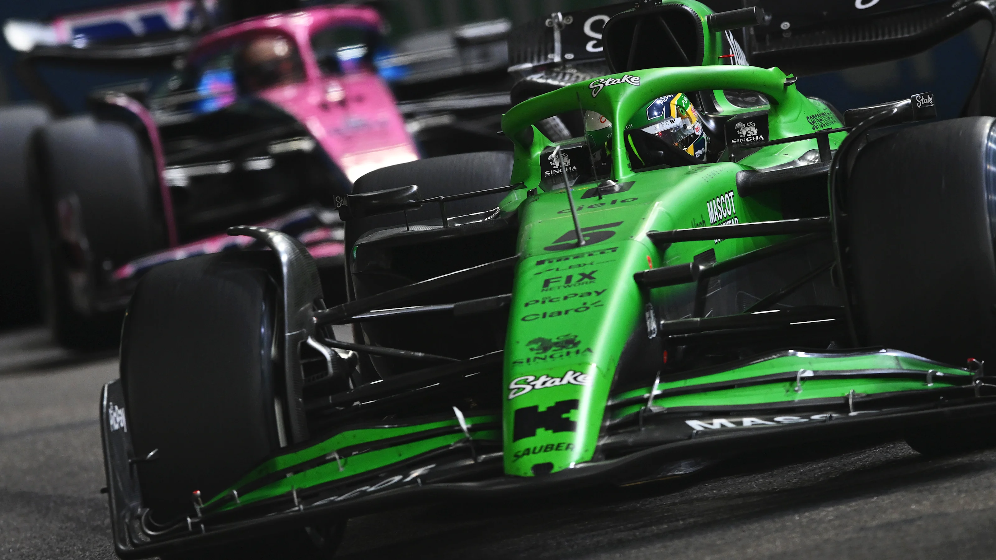 SINGAPORE, SINGAPORE - OCTOBER 05: Gabriel Bortoleto of Brazil driving the (5) Kick Sauber C45