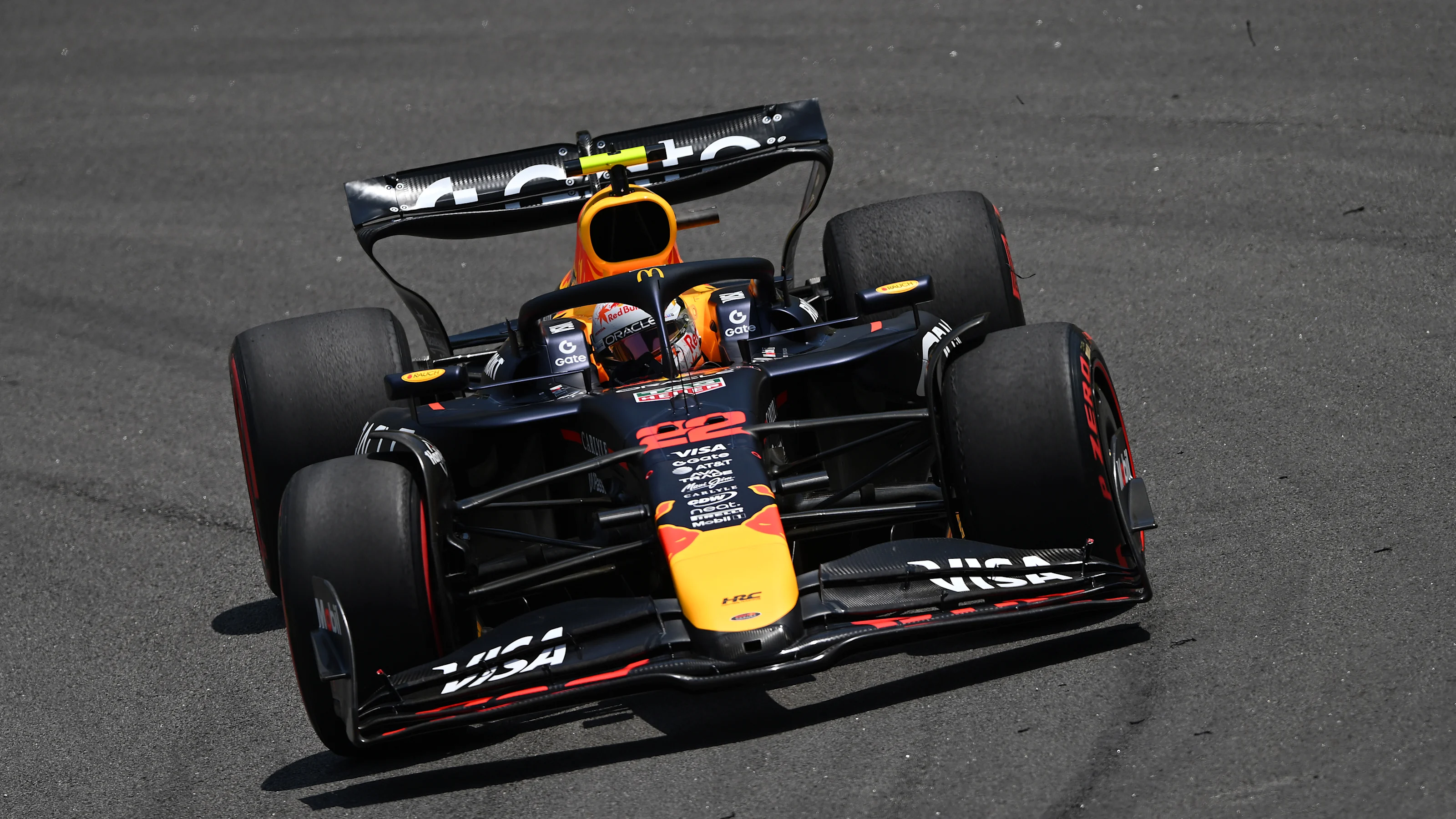 SAO PAULO, BRAZIL - NOVEMBER 07: Yuki Tsunoda of Japan driving the (22) Oracle Red Bull Racing RB21