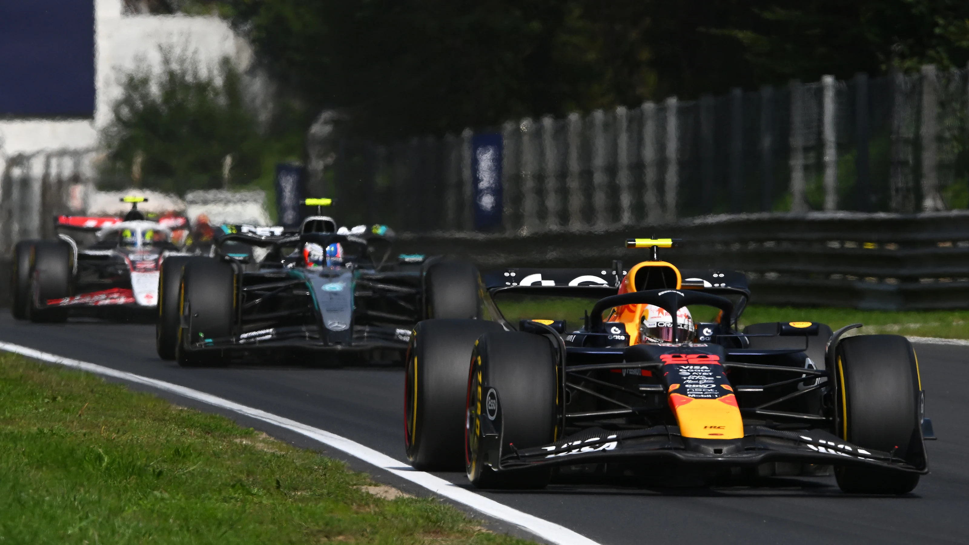 MONZA, ITALY - SEPTEMBER 07: Yuki Tsunoda of Japan driving the (22) Oracle Red Bull Racing RB21