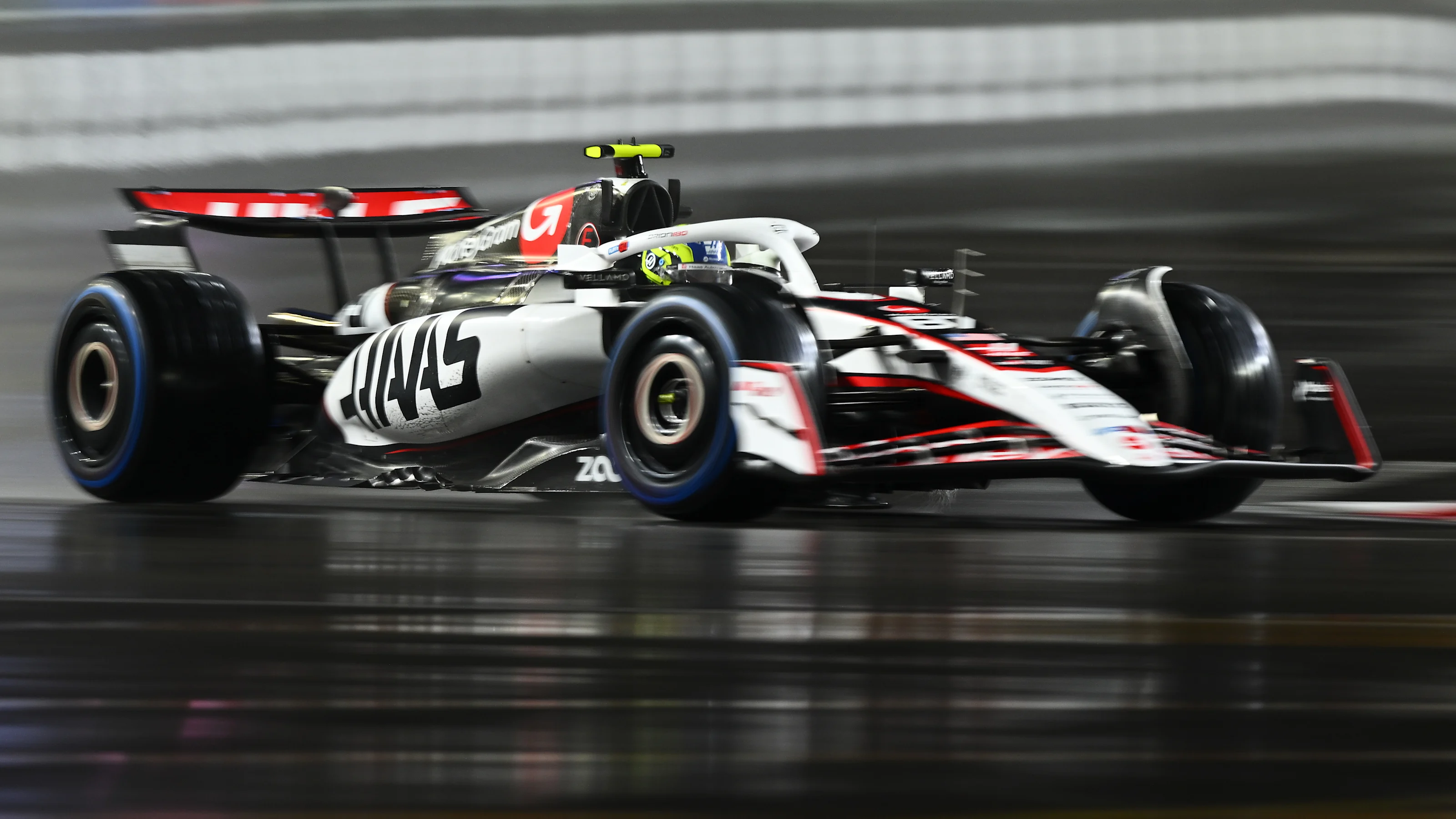 LAS VEGAS, NEVADA - NOVEMBER 21: Oliver Bearman of Great Britain driving the (87) Haas F1 VF-25