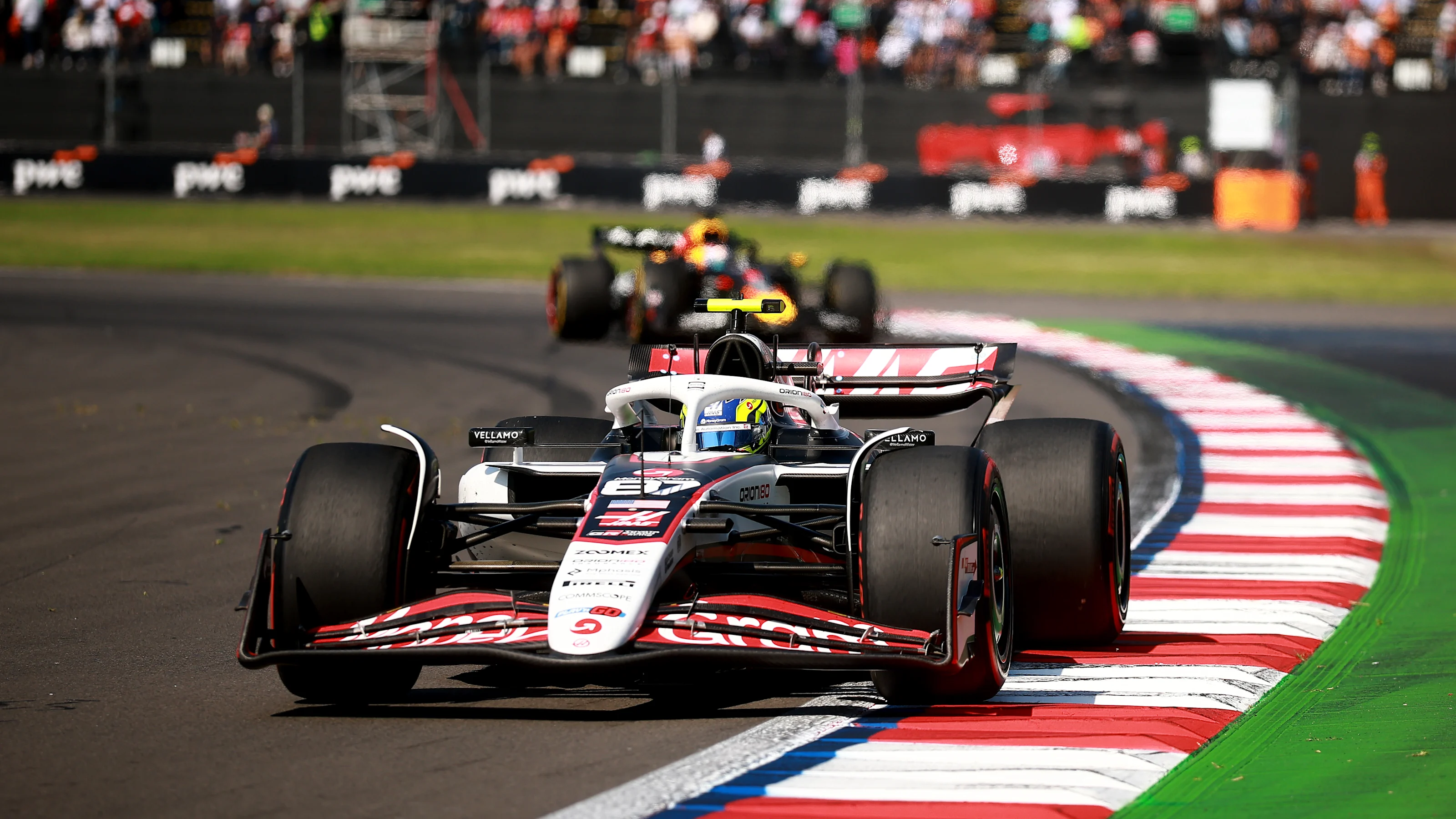 MEXICO CITY, MEXICO - OCTOBER 26: Oliver Bearman of Great Britain driving the (87) Haas F1 VF-25