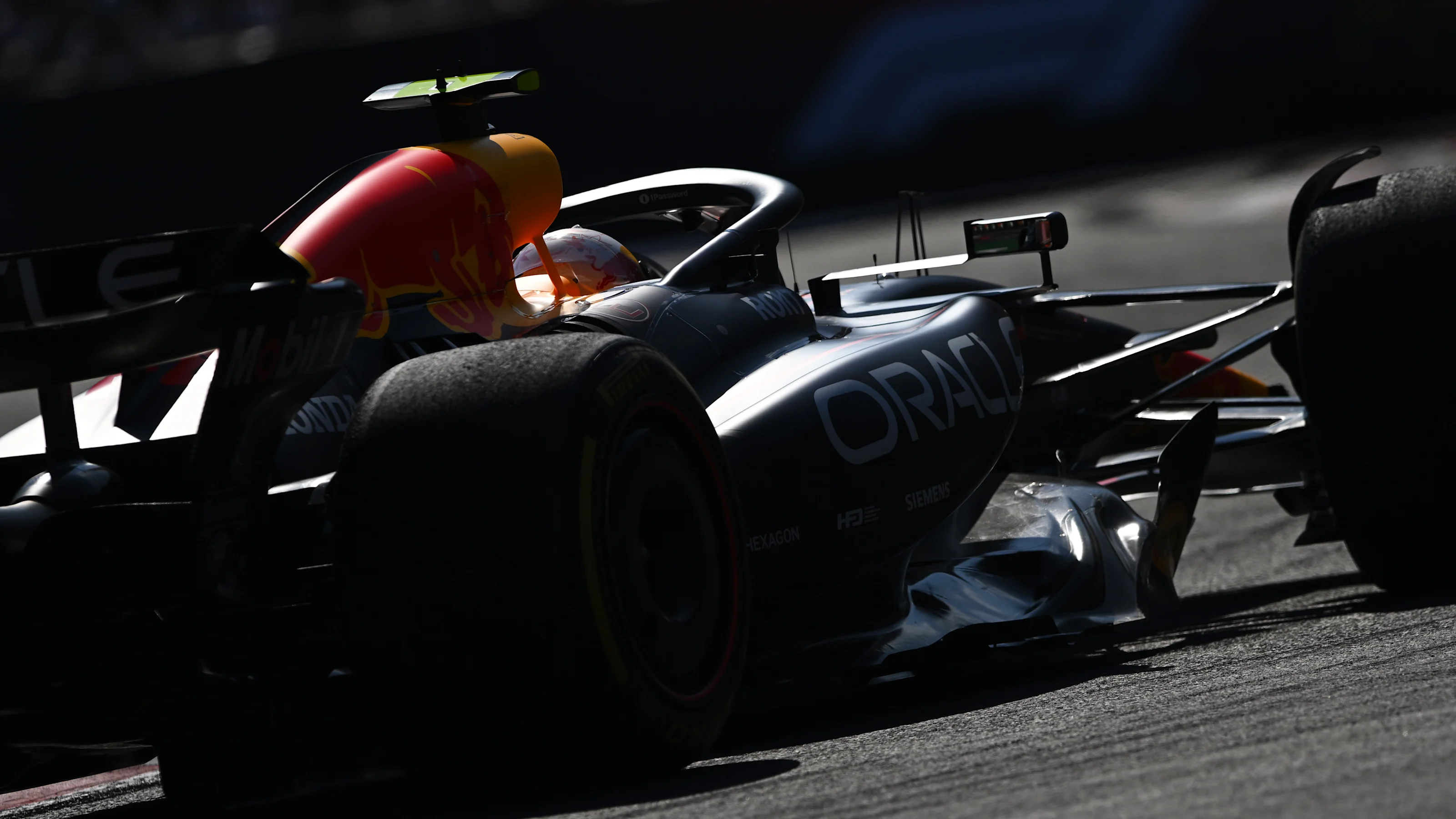 MEXICO CITY, MEXICO - OCTOBER 26: Yuki Tsunoda of Japan driving the (22) Oracle Red Bull Racing