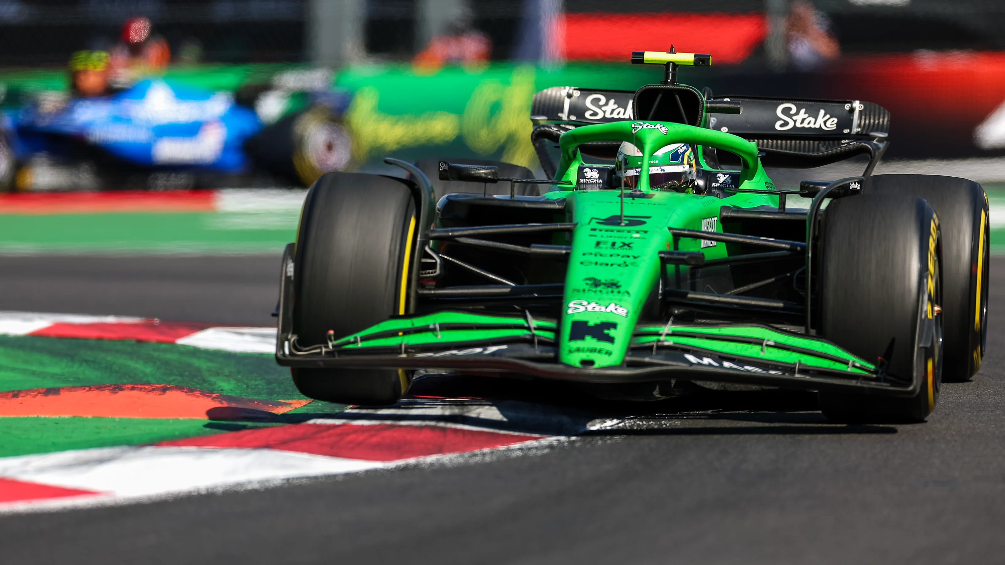MEXICO CITY, MEXICO - OCTOBER 26: Gabriel Bortoleto of Brazil driving the (5) Kick Sauber C45