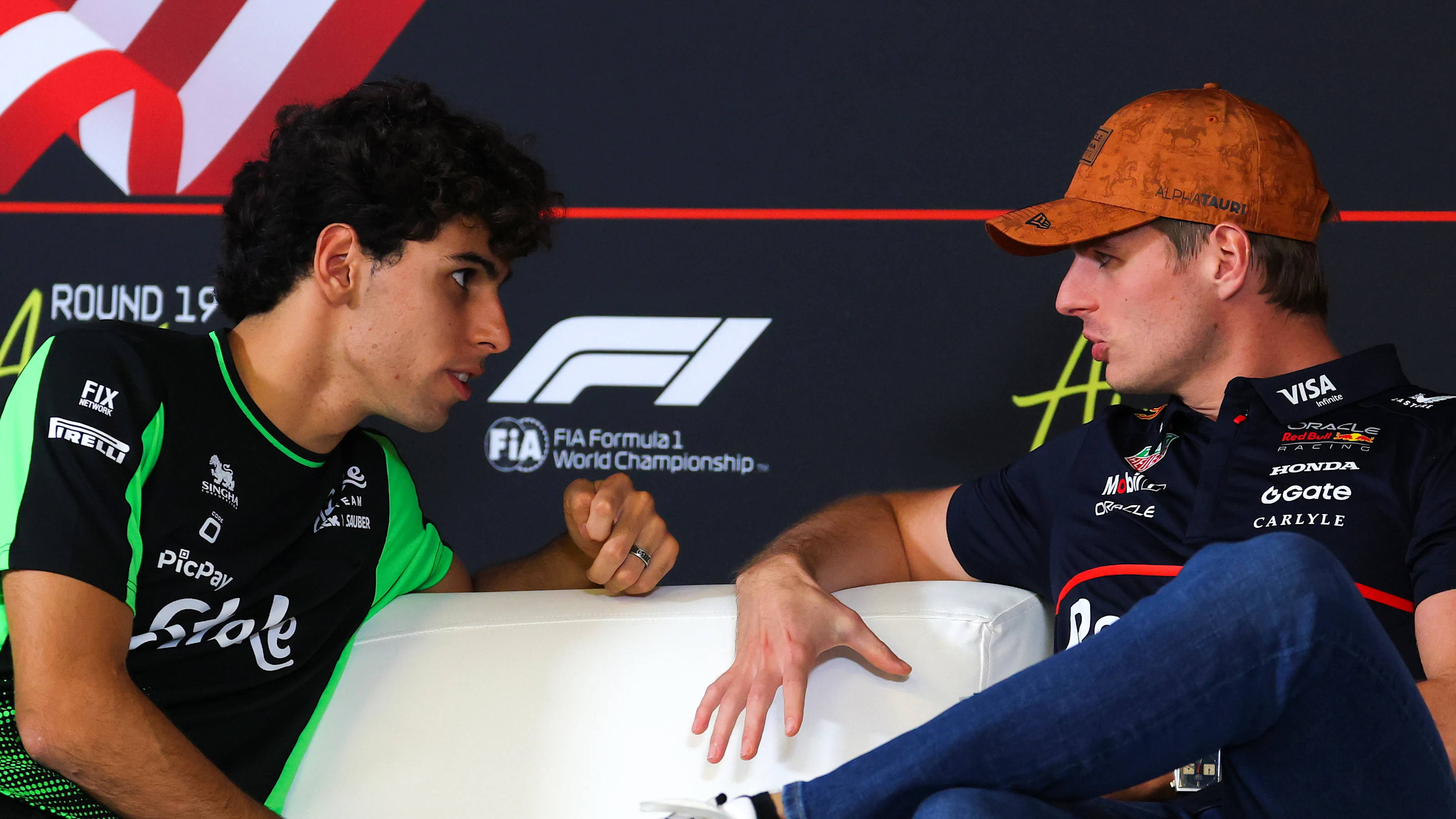 AUSTIN, TEXAS - OCTOBER 16: Gabriel Bortoleto of Brazil and Stake F1 Team Kick Sauber talks with