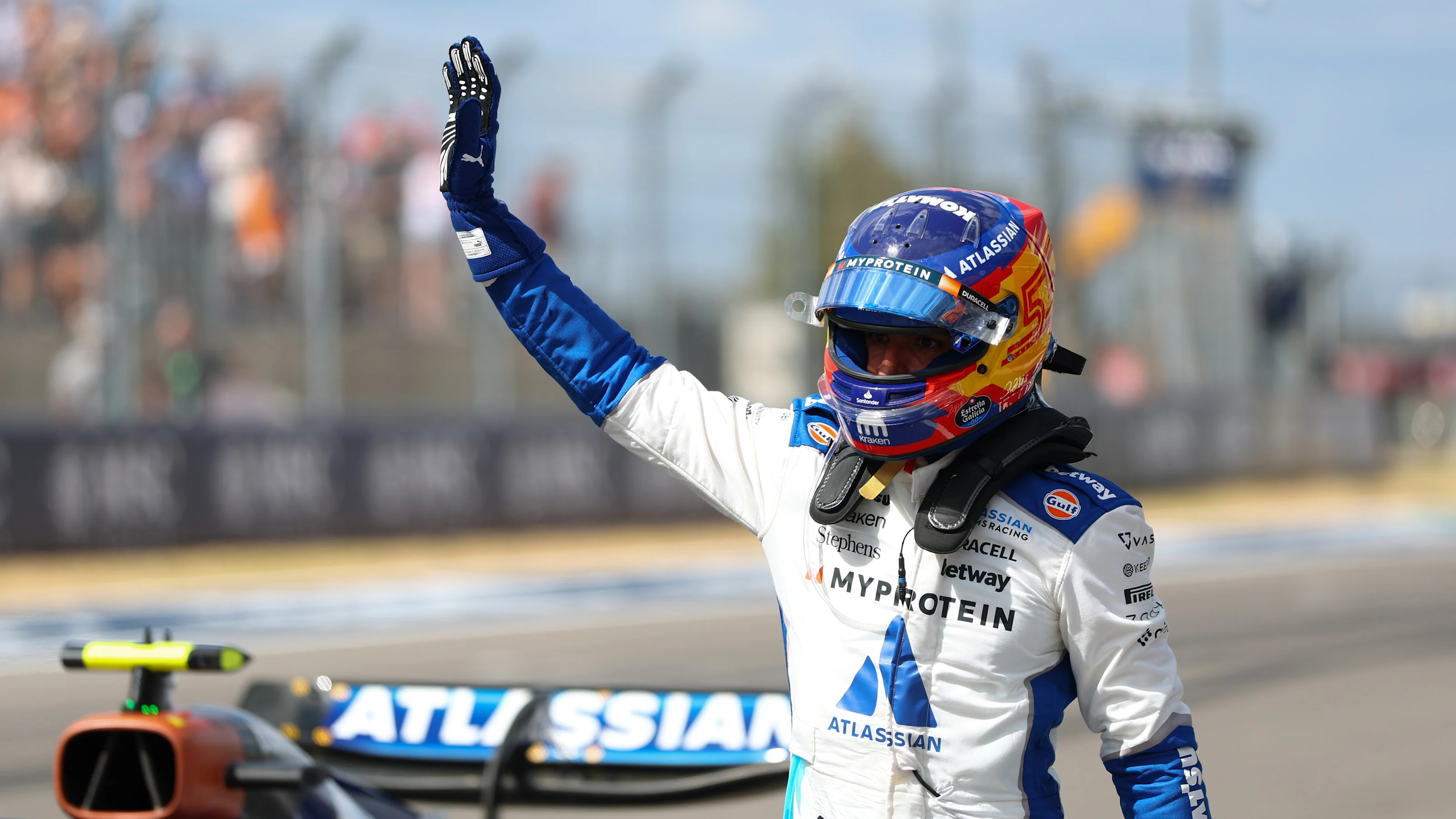 AUSTIN, TEXAS - OCTOBER 18: Third placed Carlos Sainz of Spain and Williams waves in parc ferme