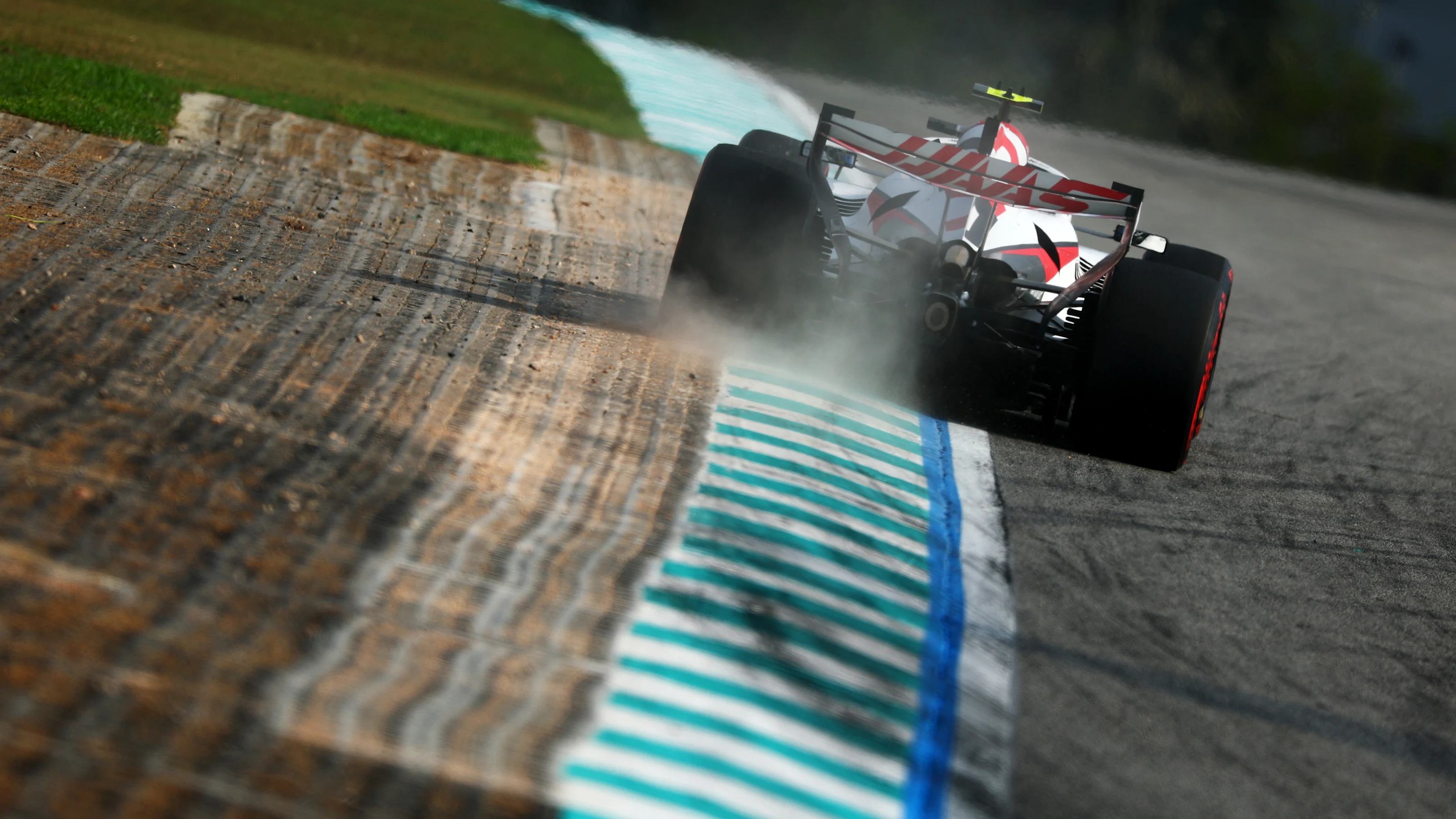 KUALA LUMPUR, MALAYSIA - OCTOBER 02: Oliver Bearman of Great Britain driving the (87) Haas F1 VF-26