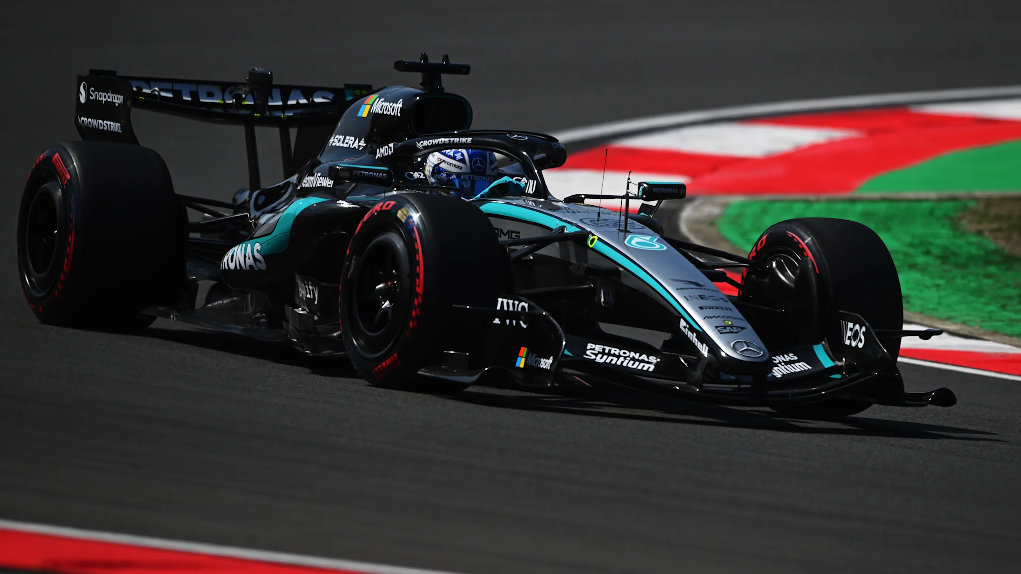 중국에서 열린 FP1 하이라이트를 시청하세요. 러셀이 최고 기록을 세웠습니다.