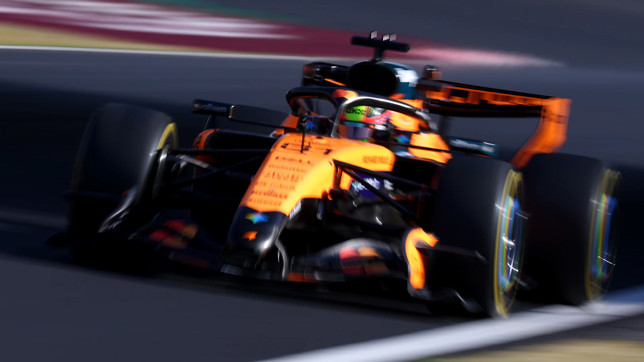 일본에서 열린 FP2 하이라이트를 시청하세요. 피아스트리가 메르세데스 듀오를 이끌고 있습니다.