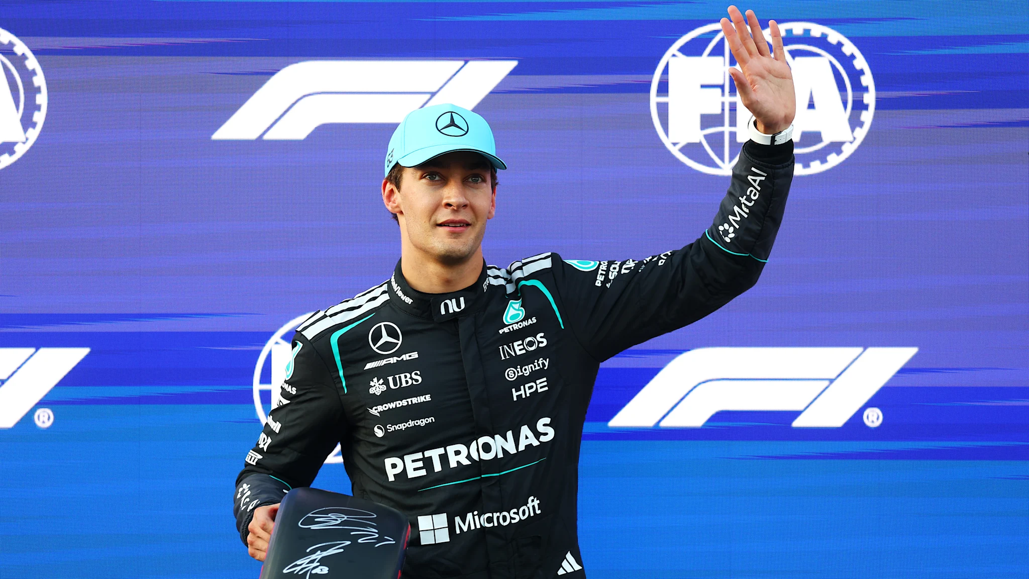 George Russell conquista una pole dominante en Bakú