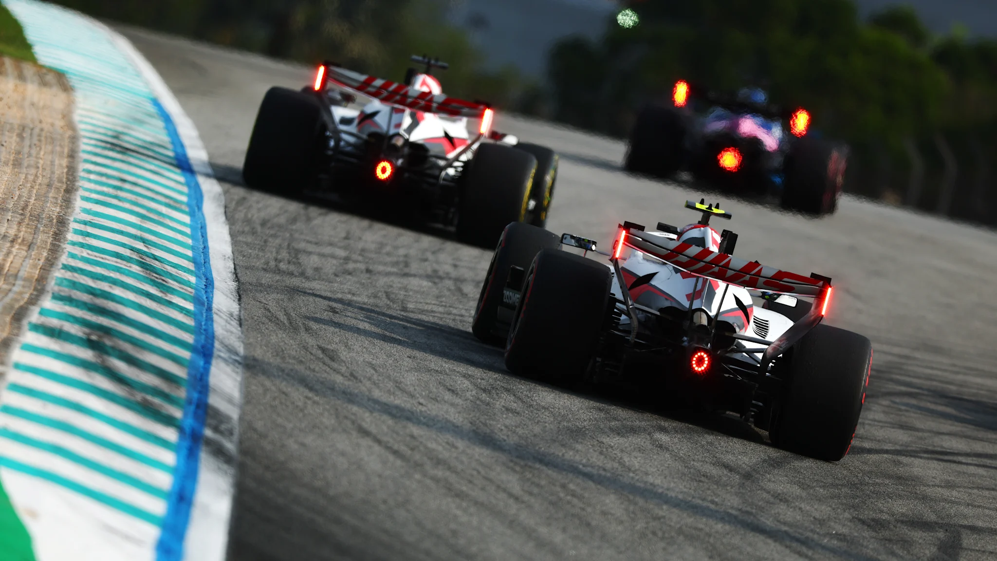 Prácticas en Sepang: Red Bull y Ferrari dominan, pero la degradación de neumáticos es la clave