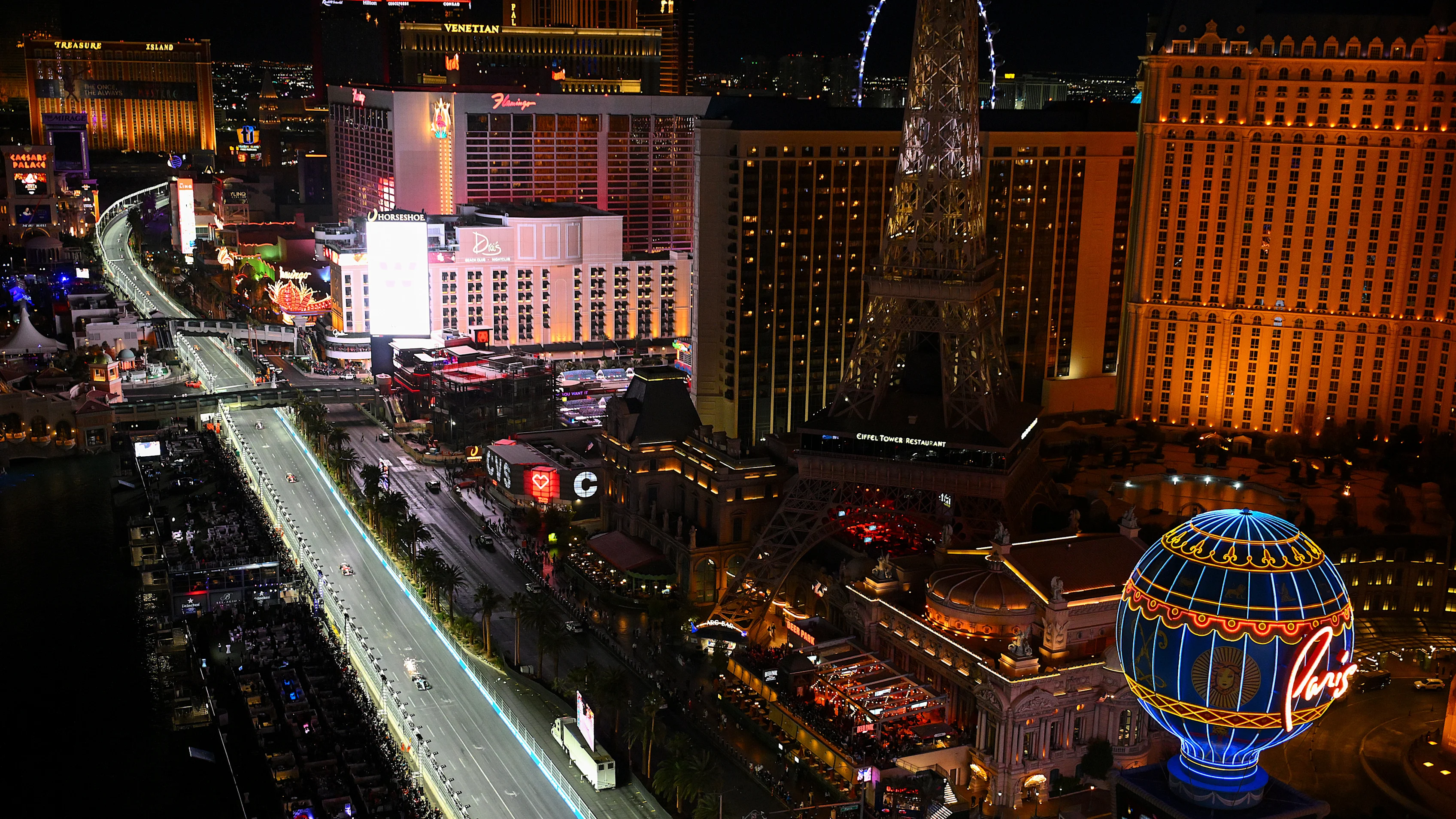 LAS VEGAS, NEVADA - NOVEMBER 23: George Russell of Great Britain driving the (63) Mercedes AMG