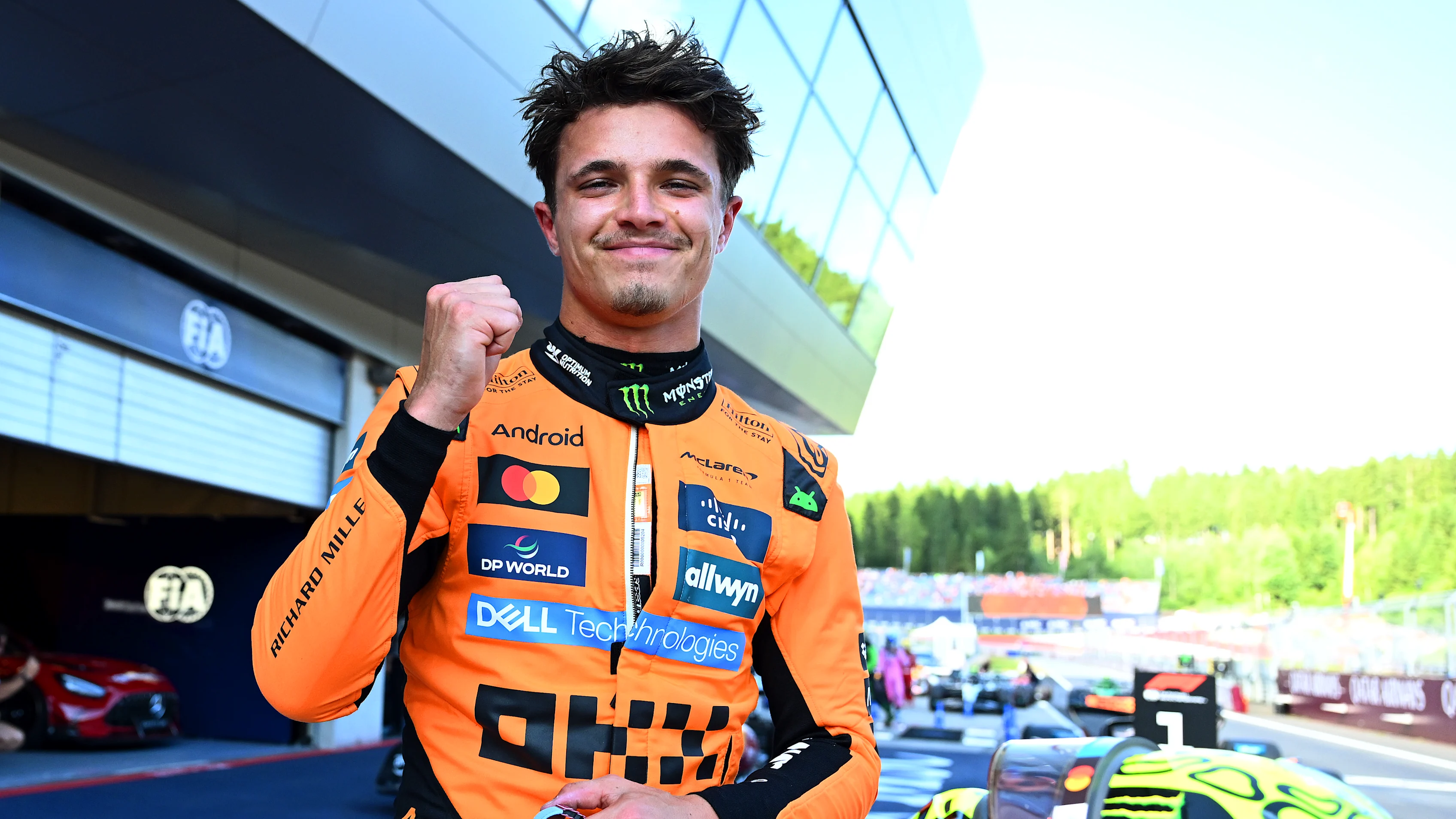 SPIELBERG, AUSTRIA - 28 DE JUNIO: El británico Lando Norris, clasificado desde la pole position, y McLaren