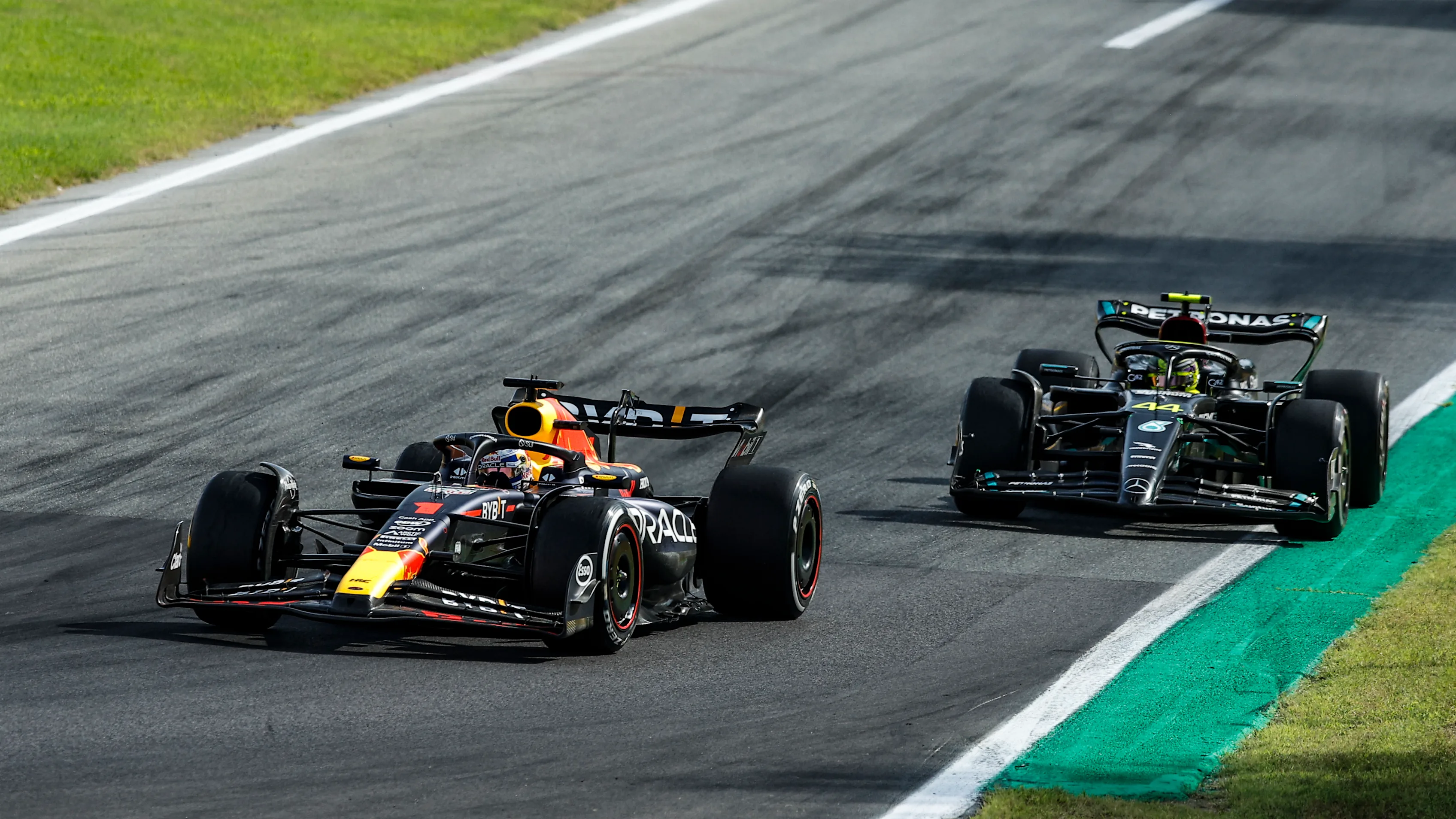 01 Max Verstappen of Netherlands, Oracle Red Bull Racing, RB19 - Honda RBPT, action 44 Lewis