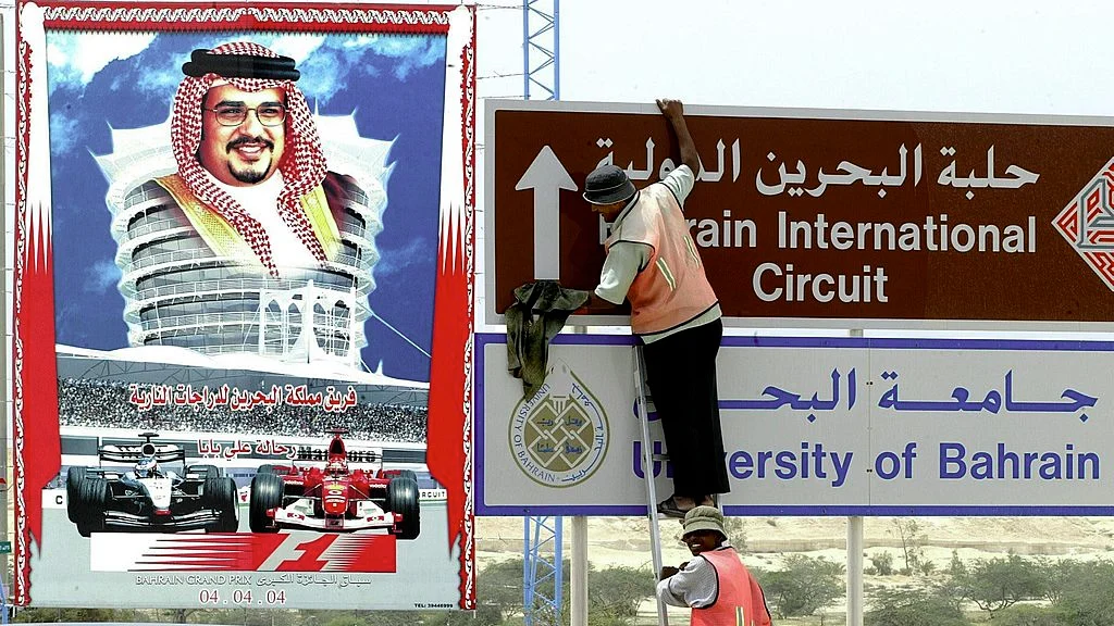 MANAMA, BAHRAIN - MARCH 31:    Motorsport / Formel 1: GP von Bahrain 2004, Manama; Werbeplakat mit