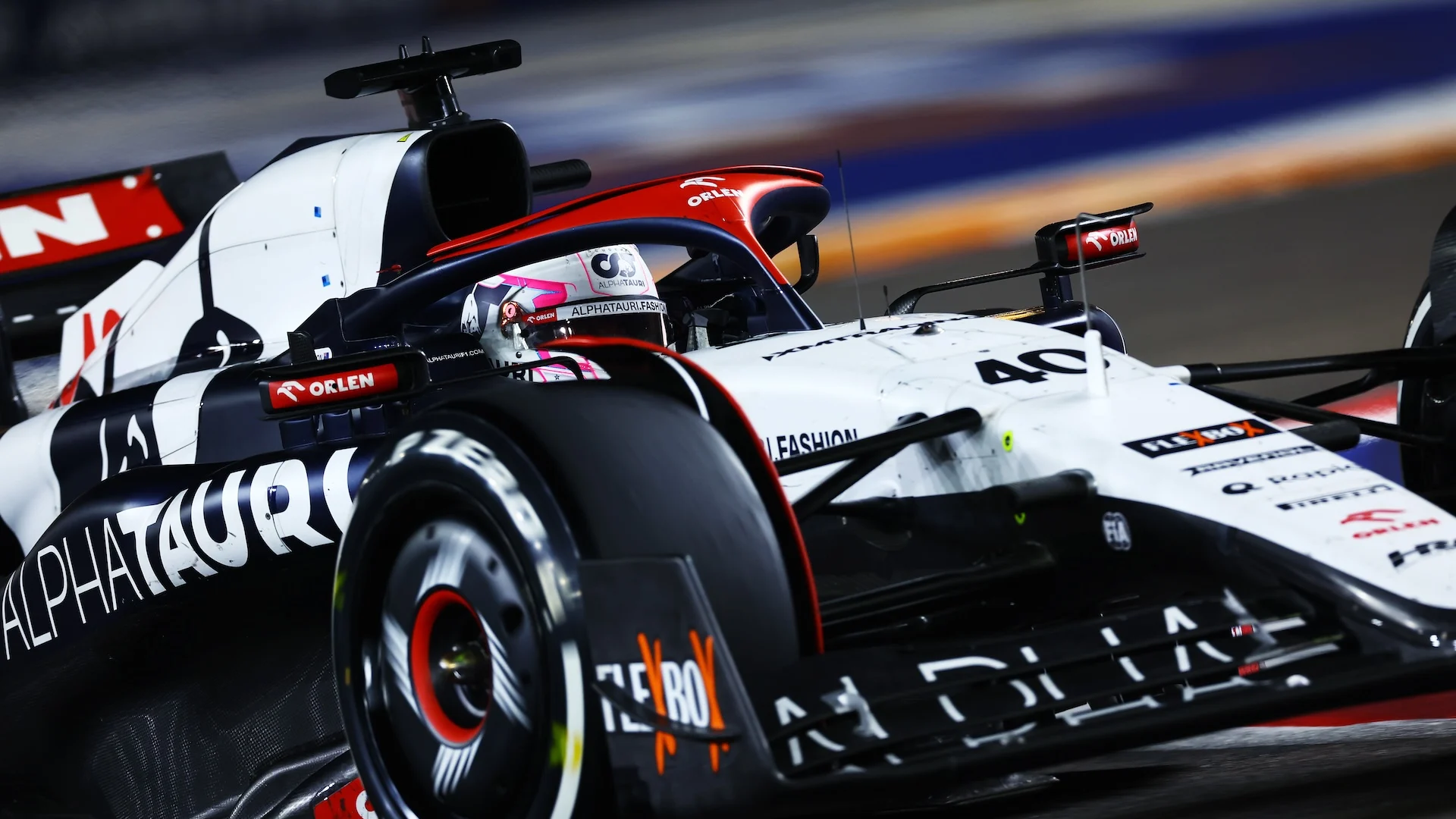 SINGAPORE, SINGAPORE - SEPTEMBER 17: Liam Lawson of New Zealand driving the (40) Scuderia