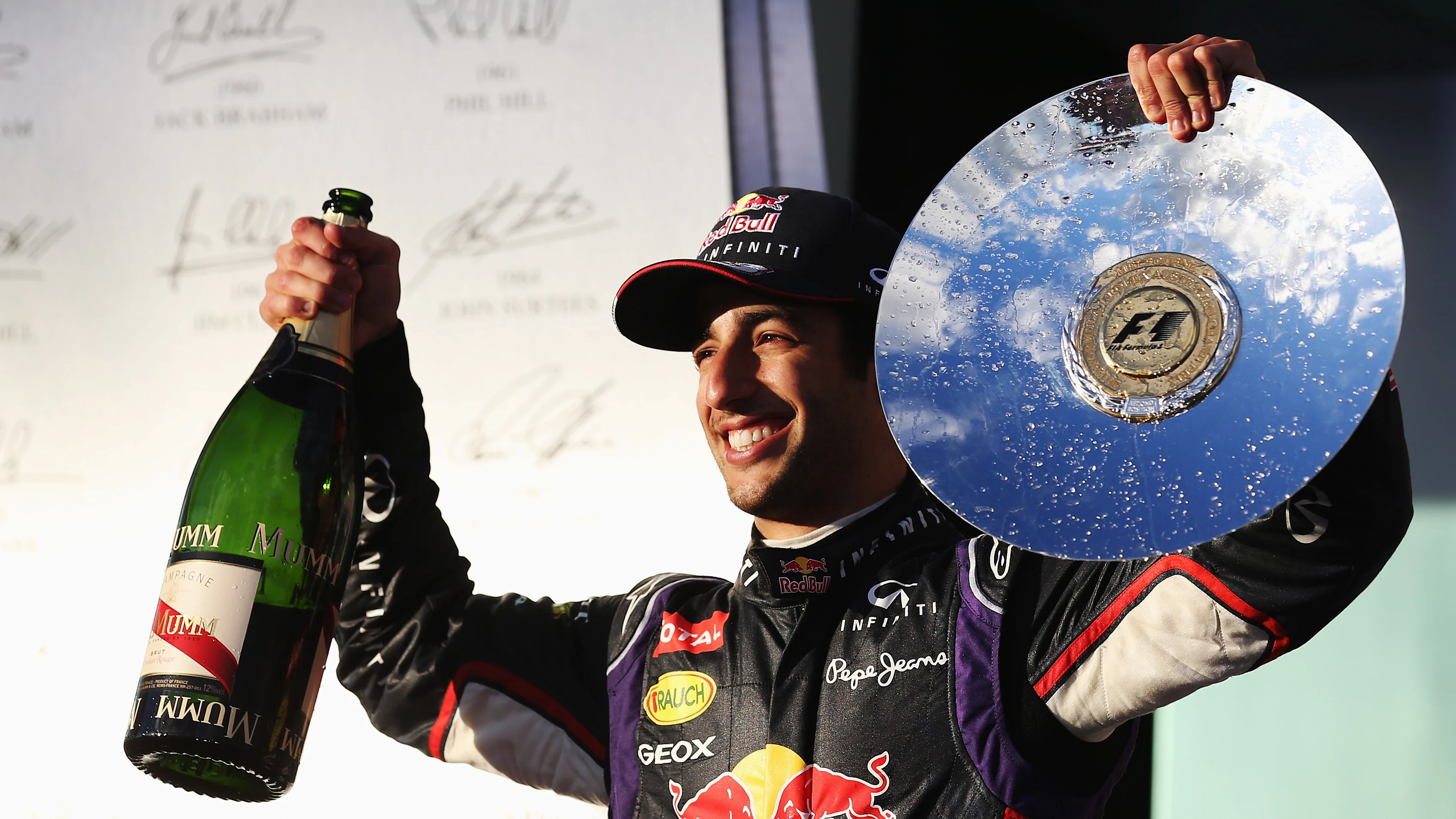 MELBOURNE, AUSTRALIA - MARCH 16:  Daniel Ricciardo of Australia and Infiniti Red Bull Racing