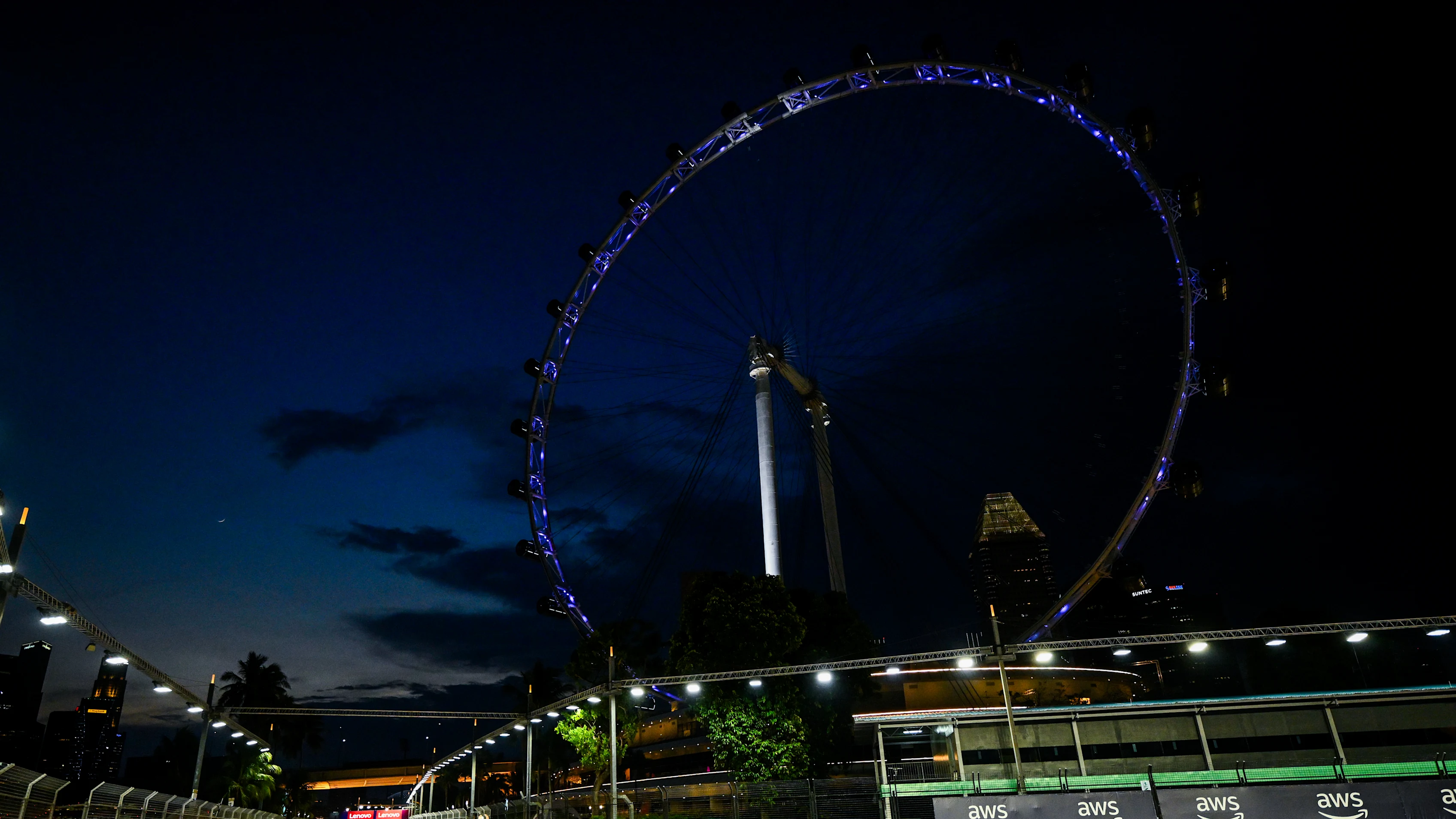 SINGAPORE, SINGAPORE - SEPTEMBER 17: Logan Sargeant of United States driving the (2) Williams FW45