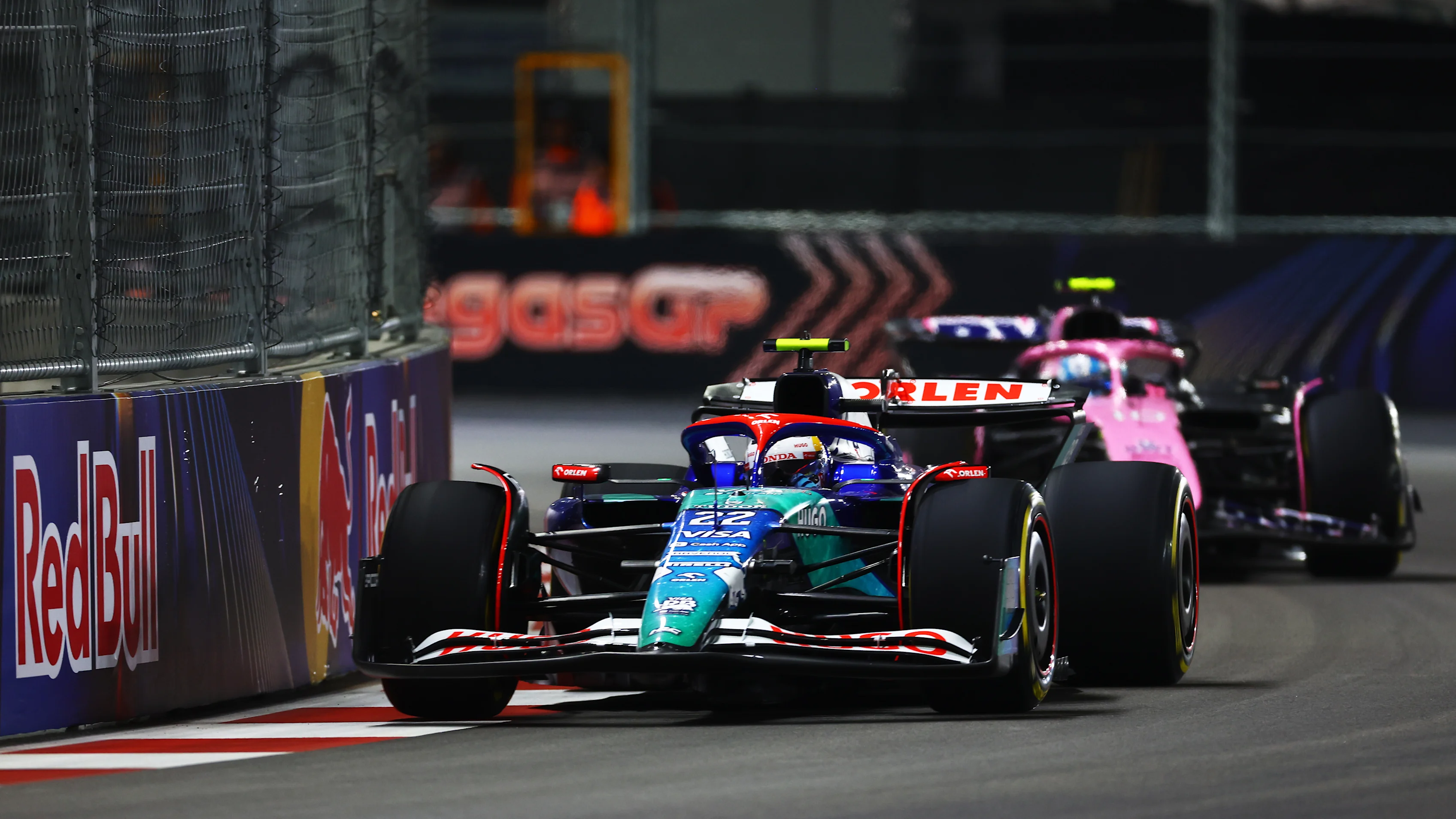 LAS VEGAS, NEVADA - NOVEMBER 21: Yuki Tsunoda of Japan driving the (22) Visa Cash App RB VCARB 01