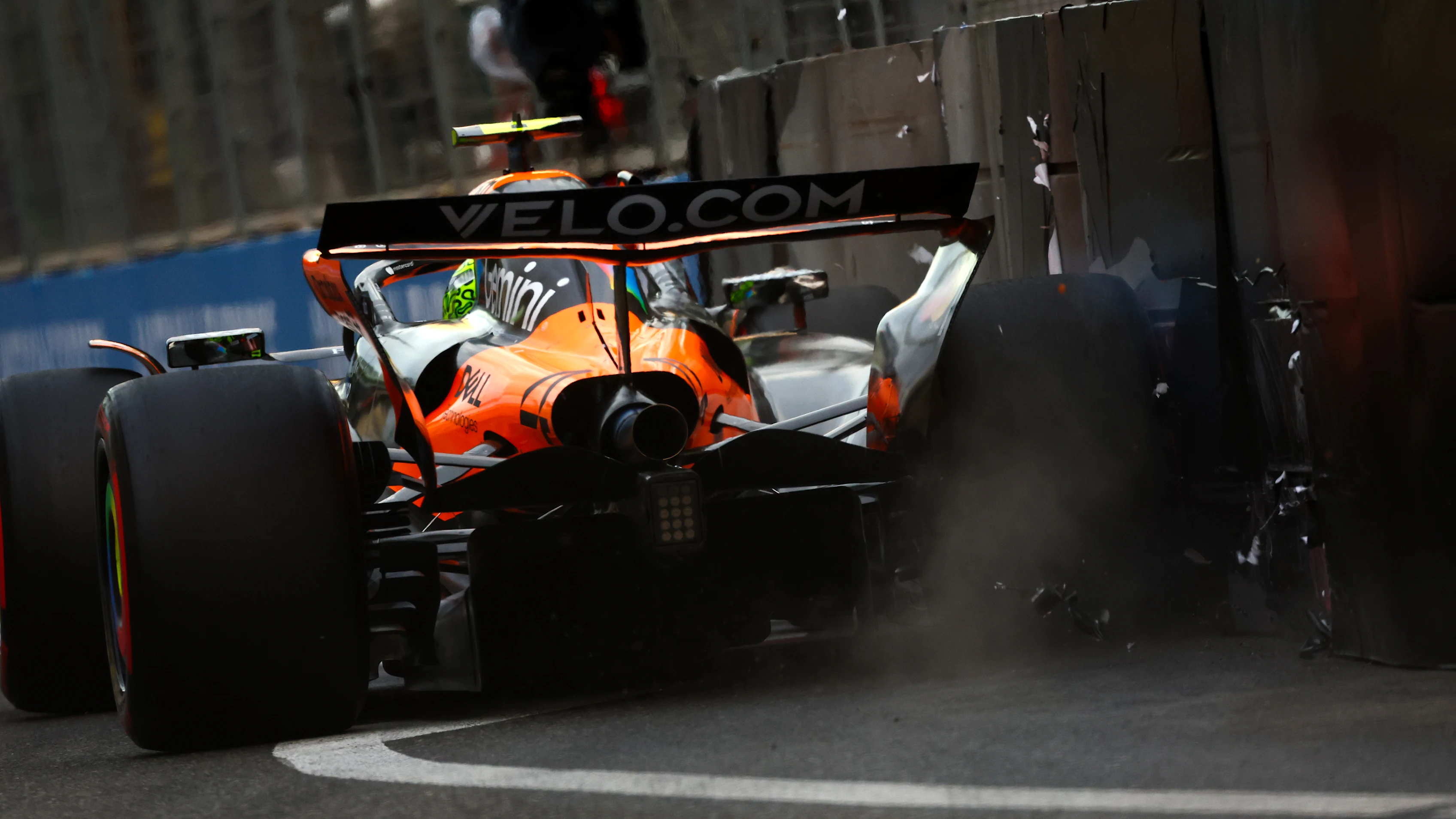 BAKU, AZERBAIJAN - SEPTEMBER 20: Lando Norris of Great Britain driving the (4) McLaren MCL39 Mercedes collides with the wall during qualifying ahead of the F1 Grand Prix of Azerbaijan at Baku City Circuit on September 20, 2025 in Baku, Azerbaijan. (Photo by Joe Portlock/Getty Images)
