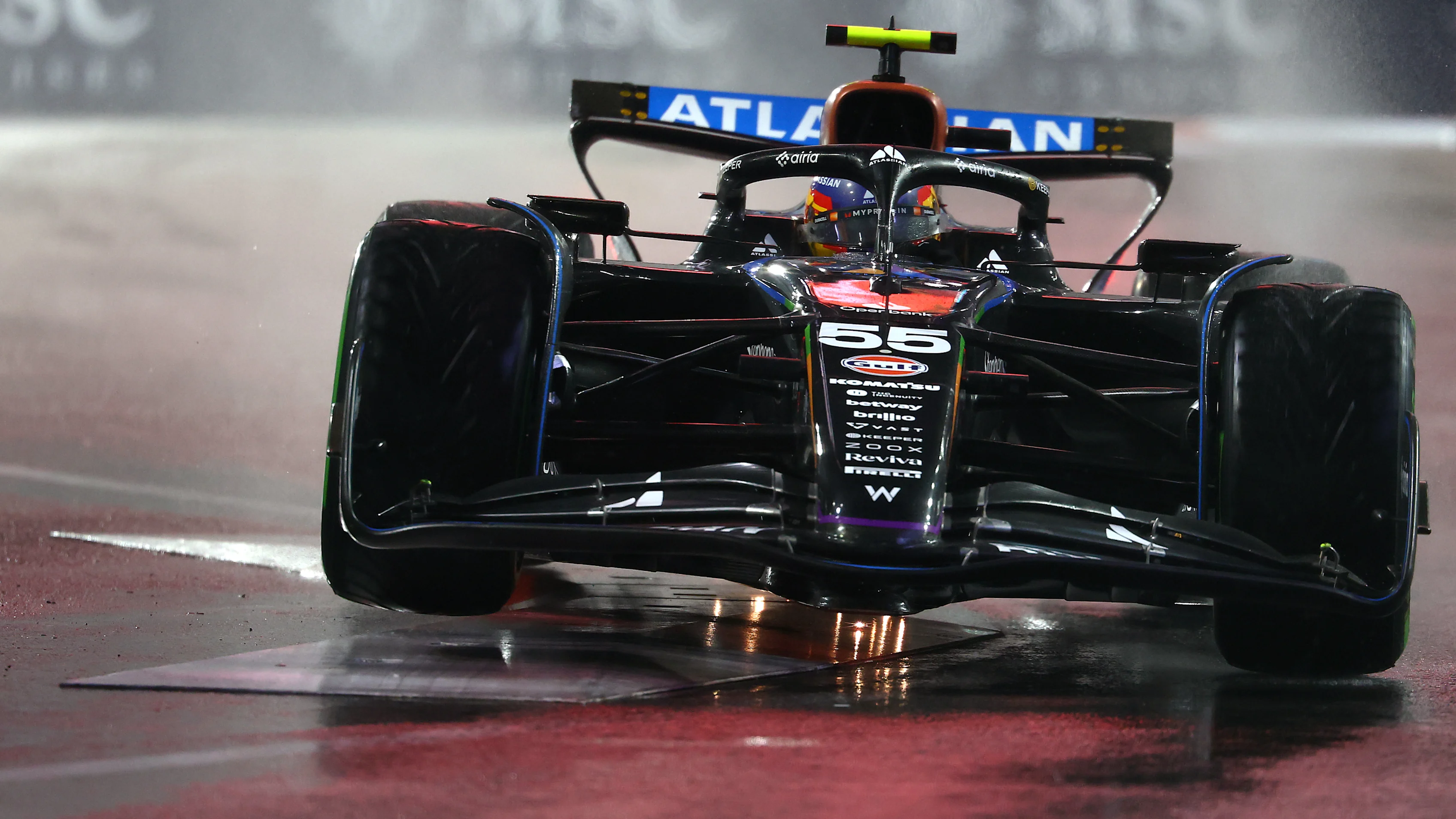 LAS VEGAS, NEVADA - NOVEMBER 21: Carlos Sainz of Spain driving the (55) Williams FW47 Mercedes on