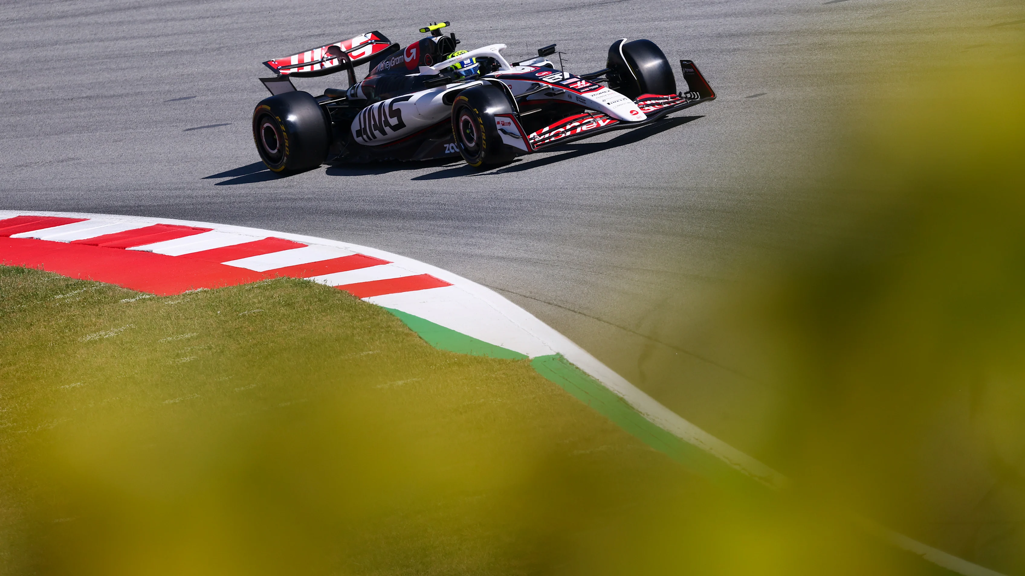 BARCELONA, SPAIN - MAY 30: Oliver Bearman of Great Britain driving the (87) Haas F1 VF-25 Ferrari