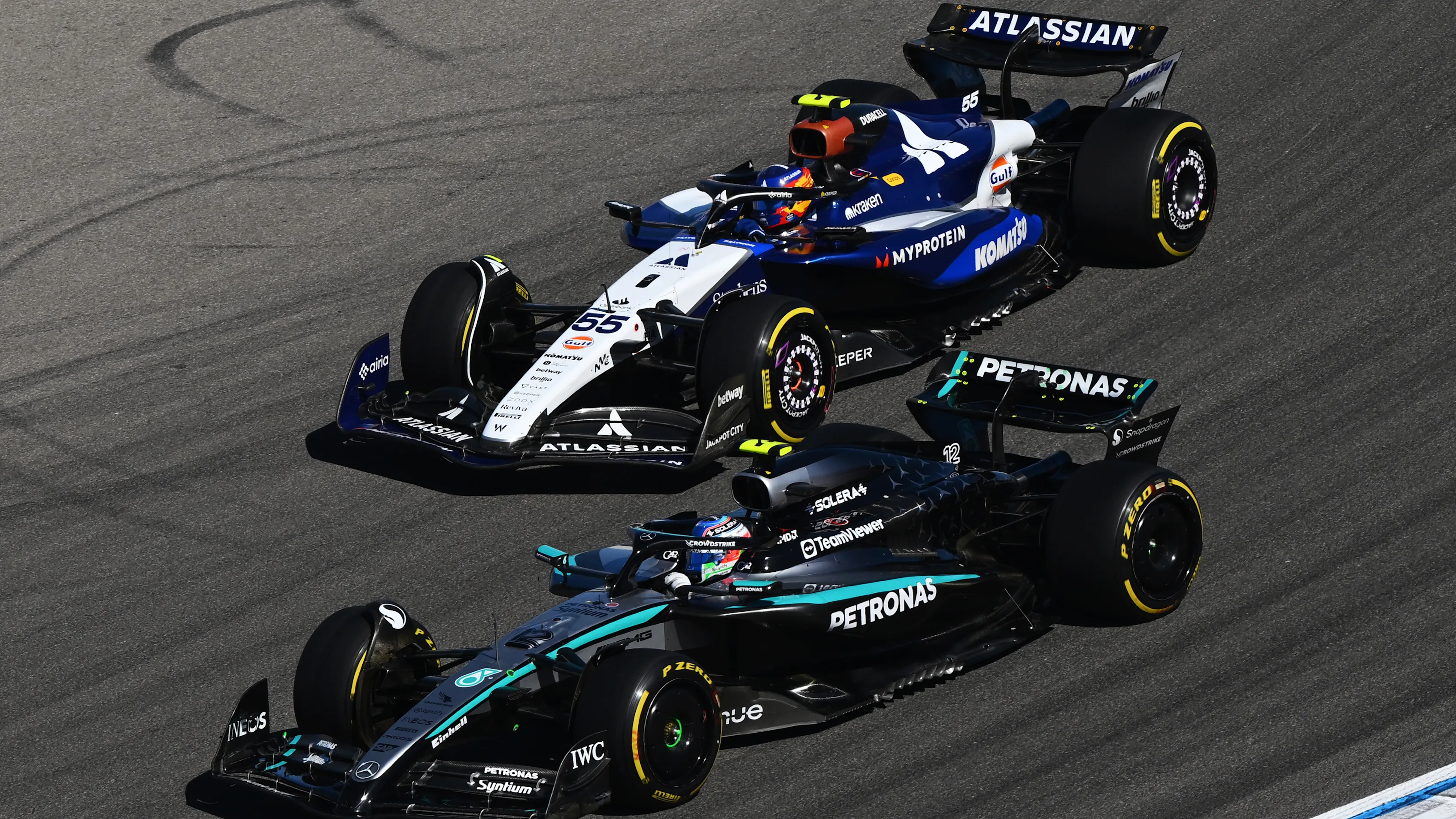 AUSTIN, TEXAS - OCTOBER 19: Andrea Kimi Antonelli of Italy driving the (12) Mercedes AMG Petronas F1 Team W16 leads Carlos Sainz of Spain driving the (55) Williams FW47 Mercedes on track during the F1 Grand Prix of United States at Circuit of The Americas on October 19, 2025 in Austin, Texas. (Photo by Clive Mason/Getty Images)