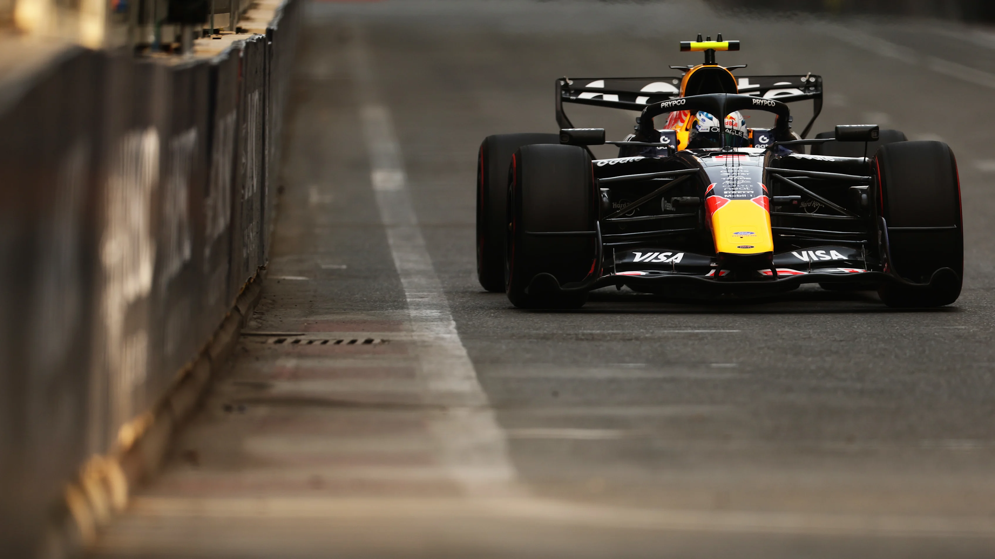 BAKU, AZERBAIJAN - SEPTEMBER 24: Isack Hadjar of France driving the (6) Oracle Red Bull Racing RB22