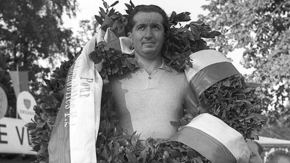 Silverstone, julio de 1953: el vigente campeón Alberto Ascari se prepara para la clasificación en el British