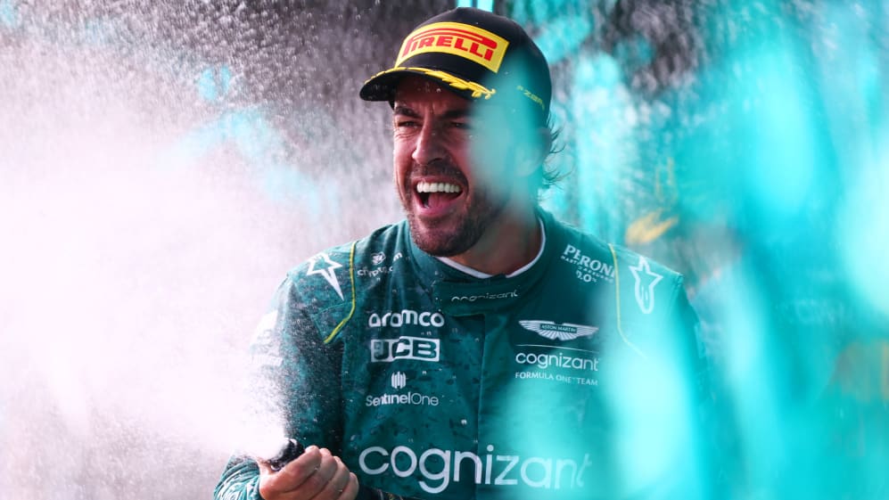 MIAMI, FL - 07 DE MAYO: Fernando Alonso, tercer clasificado de España, y Aston Martin F1 Team celebran