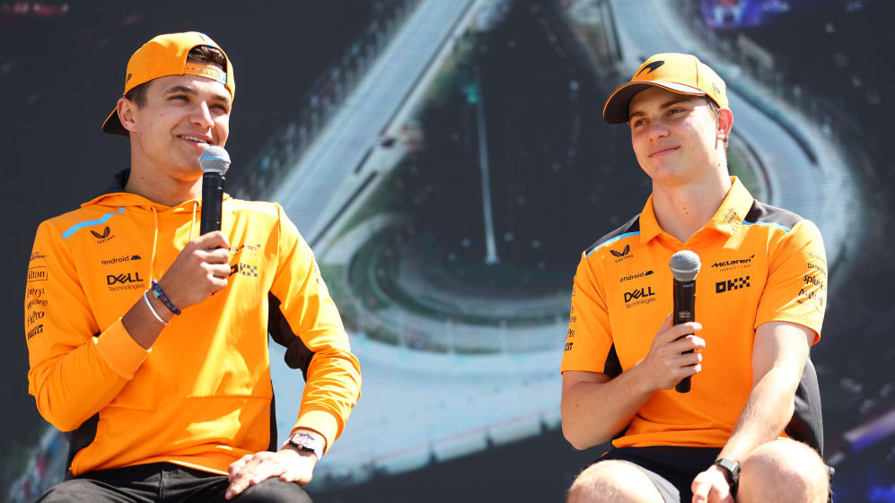 JEDDAH, ARABIA SAUDITA - 17 DE MARZO: Lando Norris de Gran Bretaña y McLaren y Oscar Piastri de