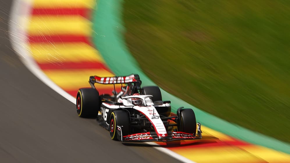 SPA, BÉLGICA - 30 DE JULIO: Kevin Magnussen de Dinamarca conduciendo el (20) Ferrari Haas F1 VF-23 en la pista