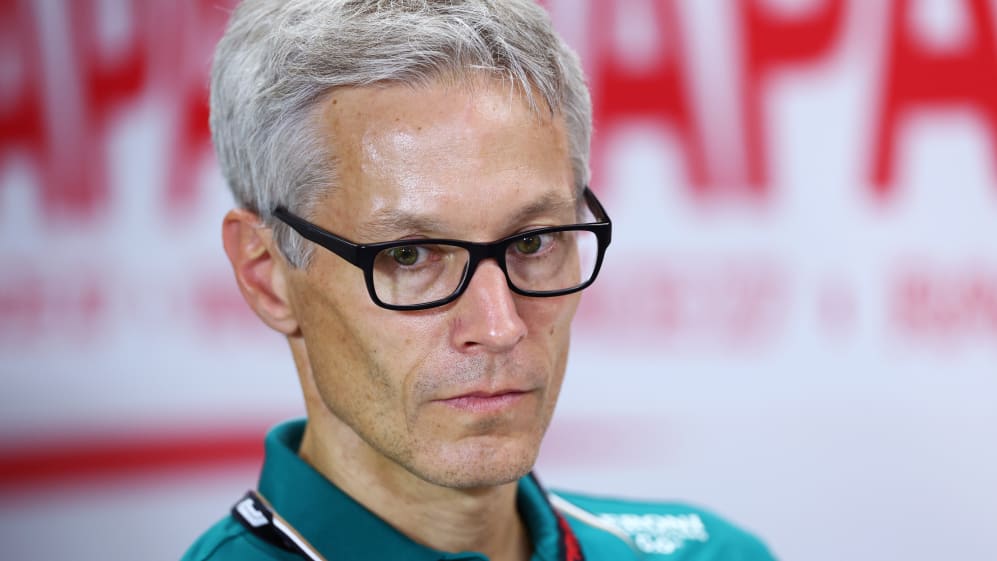 SUZUKA, JAPÓN - 22 DE SEPTIEMBRE: Mike Krack, director del equipo Aston Martin F1, asiste al