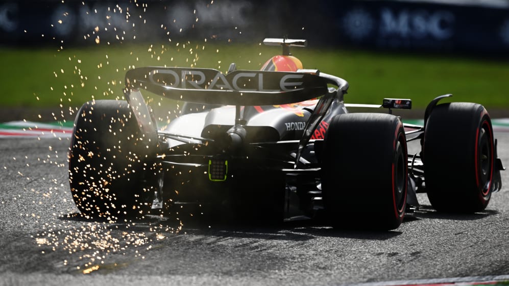 SUZUKA, JAPÓN - 23 DE SEPTIEMBRE: Las chispas vuelan detrás de Max Verstappen de los Países Bajos conduciendo el (1)