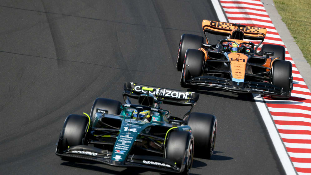 El piloto español de Aston Martin, Fernando Alonso (i), y el piloto australiano de McLaren, Oscar Piastri.
