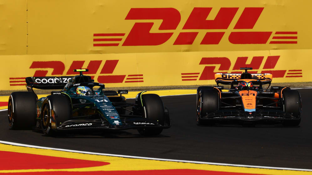 Fernando Alonso de Aston Martin Aramco y Oscar Piastri de McLaren durante la clasificación antes del