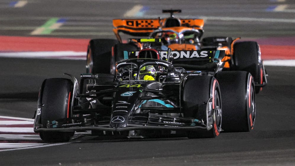 LUSAIL CITY, QATAR - 6 DE OCTUBRE: Lando Norris de Gran Bretaña conduciendo el (4) McLaren MCL60