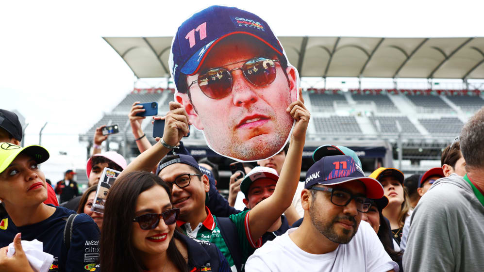 CIUDAD DE MÉXICO, MÉXICO - 26 DE OCTUBRE: Sergio Pérez de México y los fanáticos de Oracle Red Bull Racing muestran su