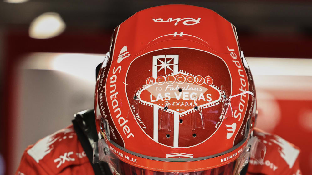 LAS VEGAS, NEVADA - 16 DE NOVIEMBRE: Charles Leclerc de Mónaco y la Scuderia Ferrari en el garaje