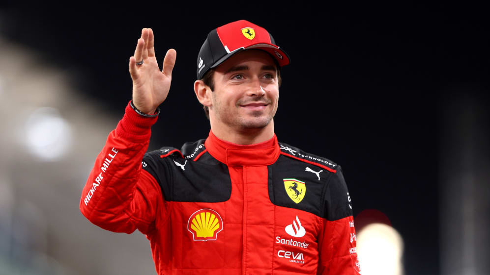 ABU DHABI, EMIRATOS ÁRABES UNIDOS - 23 DE NOVIEMBRE: Charles Leclerc de Mónaco y Ferrari miran