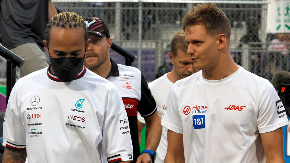 El piloto británico de Mercedes, Lewis Hamilton (izq.), conversa con el piloto alemán de Haas, Mick Schumacher (dcha.)