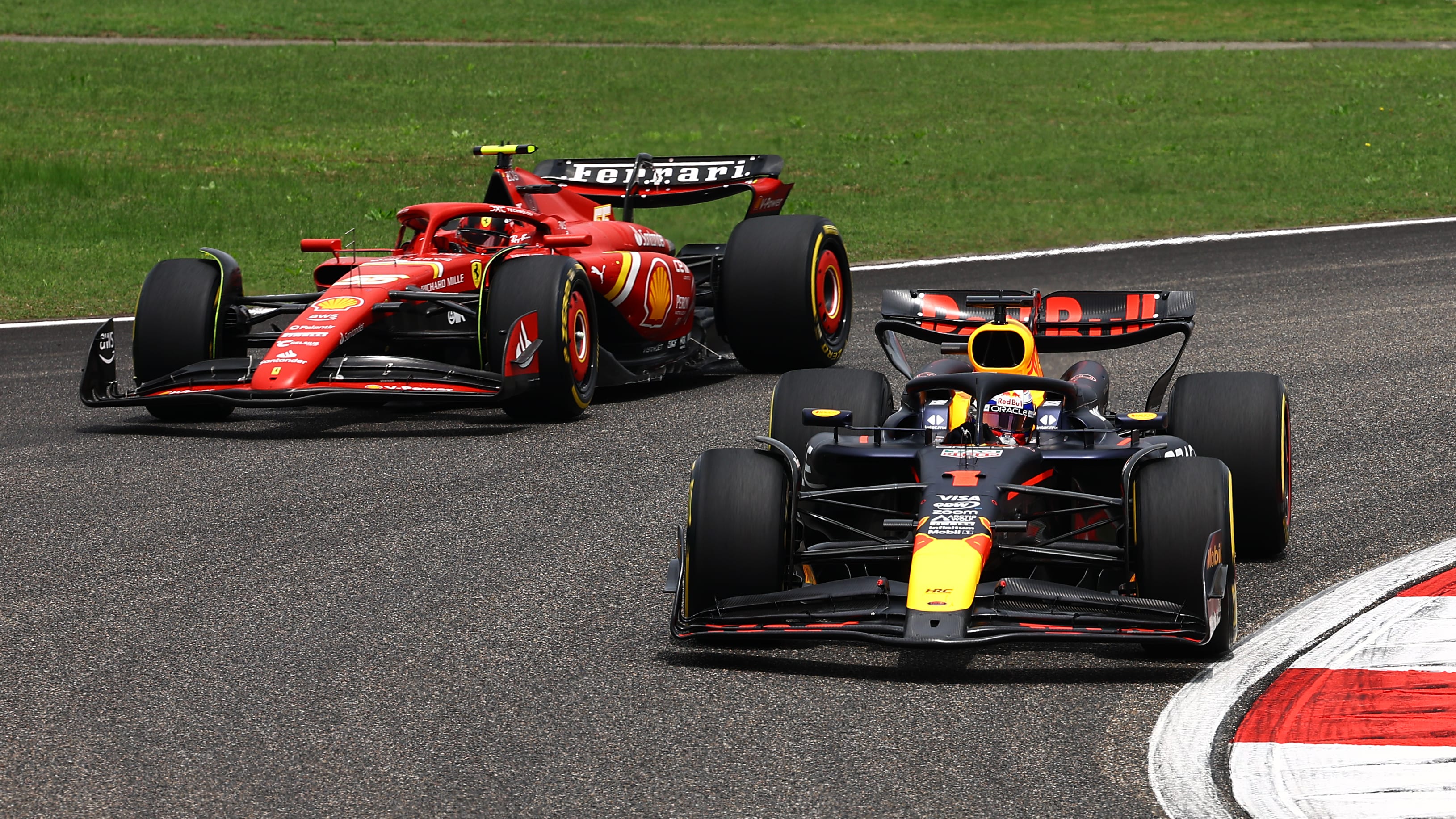 Bericht und Höhepunkte zum Großen Preis von China 2024: Max Verstappen siegt im dramatischen Shanghai-Sprint über Lewis Hamilton