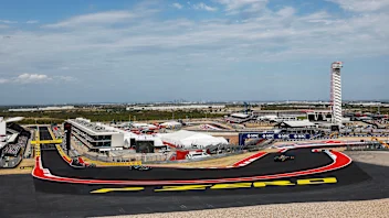 AUSTIN, UNITED STATES - OCTOBER 18: Lando Norris, McLaren MCL38, leads Fernando Alonso, Aston