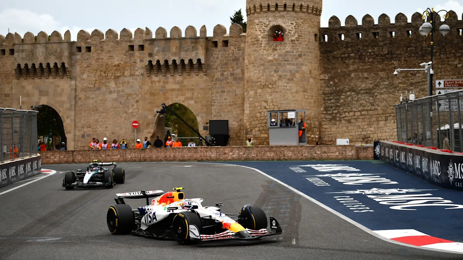 BAKU, AZERBAIJAN - SEPTEMBER 21: Liam Lawson of New Zealand driving the (30) Visa Cash App Racing