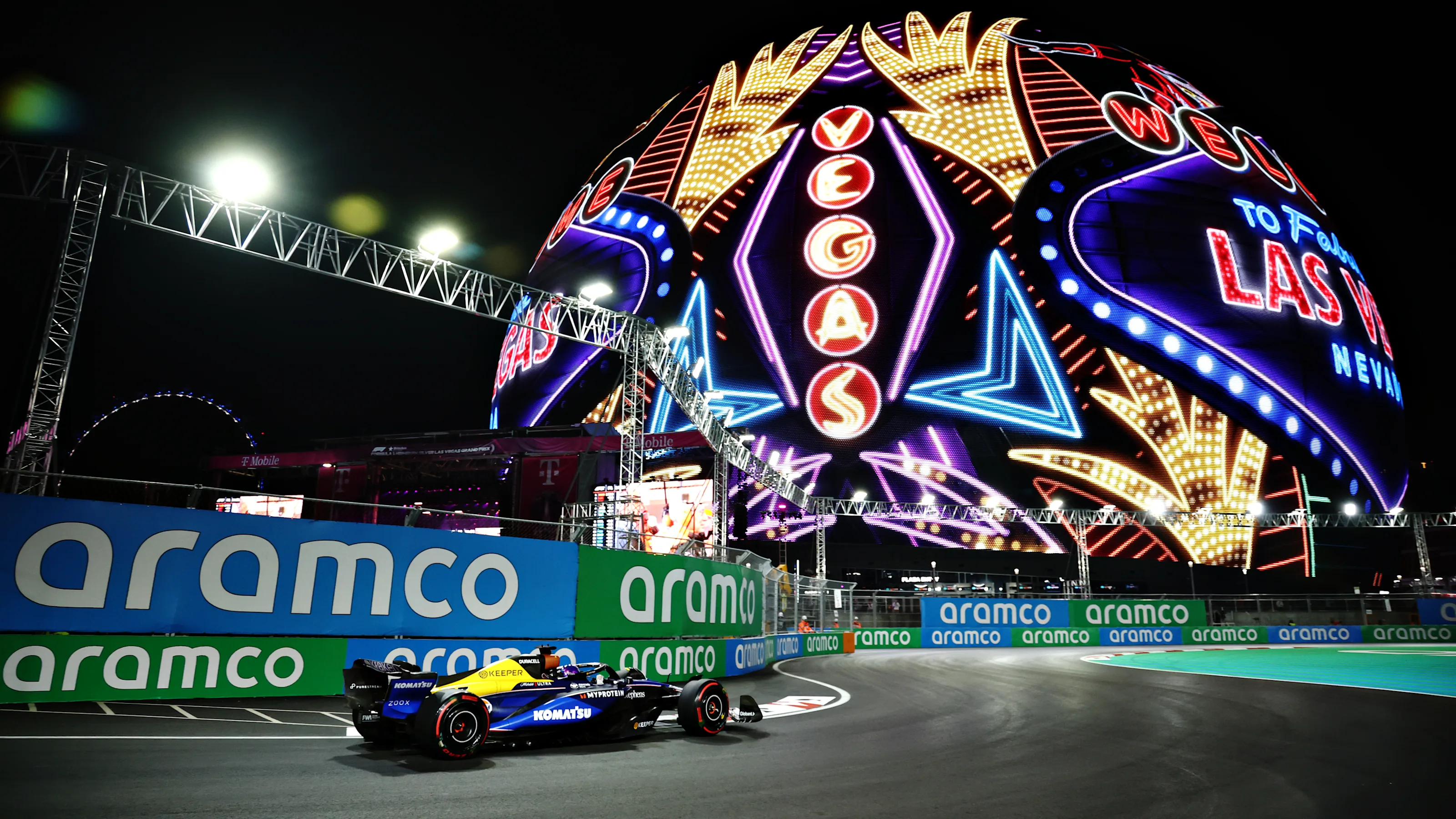 LAS VEGAS, NEVADA - NOVEMBER 21: Alexander Albon of Thailand driving the (23) Williams FW46