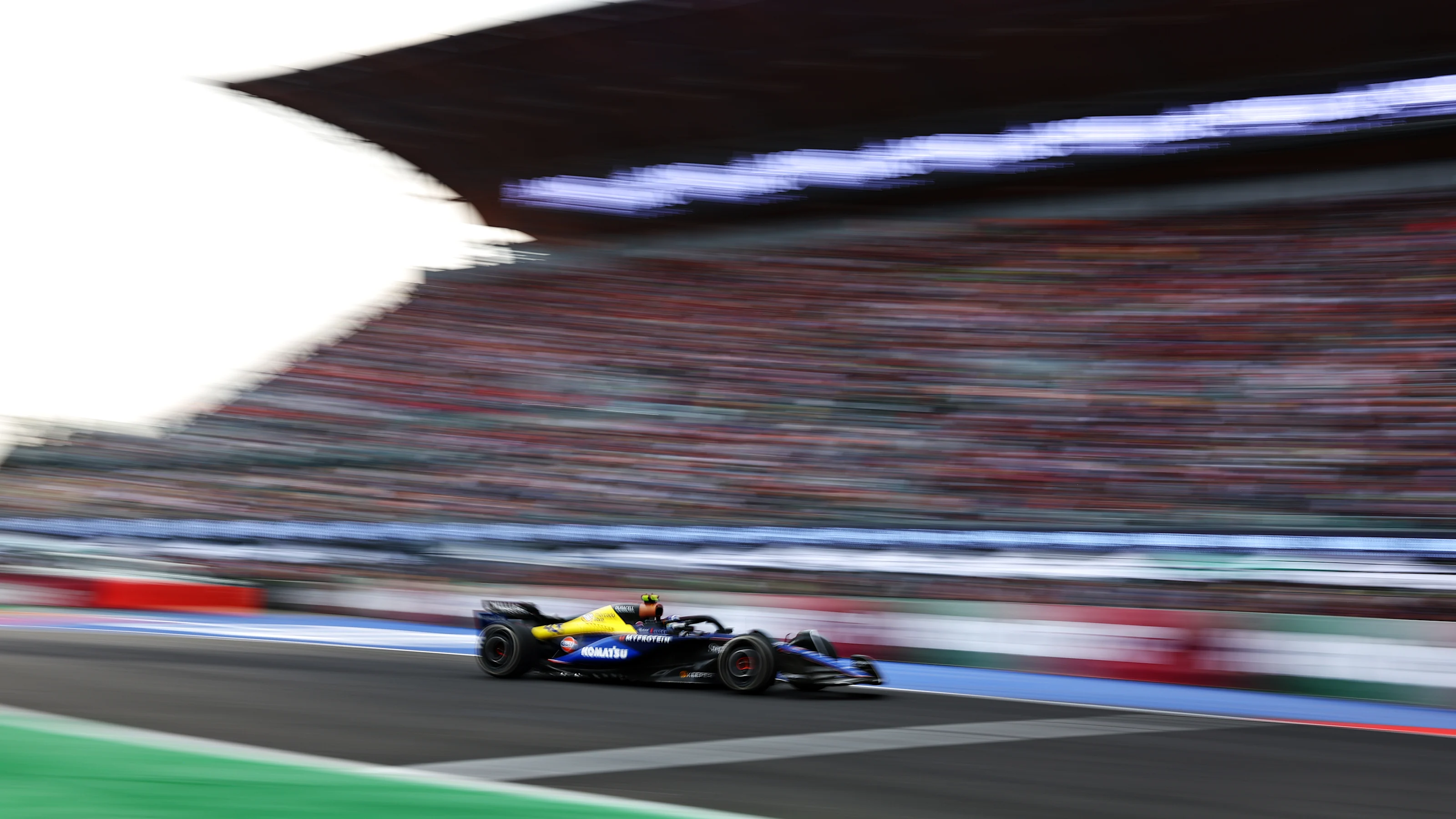 MEXICO CITY, MEXICO - OCTOBER 27: Franco Colapinto of Argentina driving the (45) Williams FW45