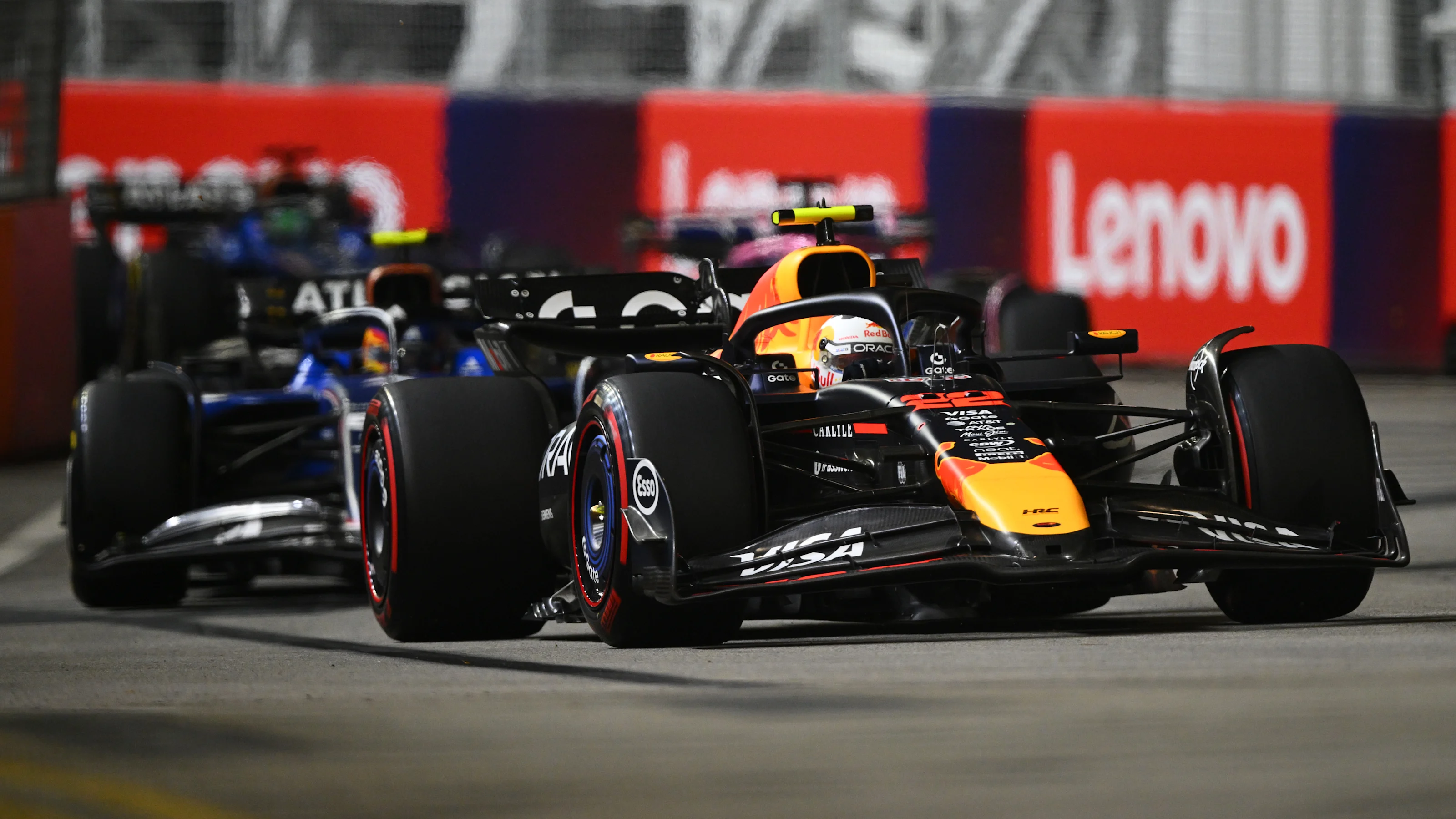 SINGAPORE, SINGAPORE - OCTOBER 05: Yuki Tsunoda of Japan driving the (22) Oracle Red Bull Racing