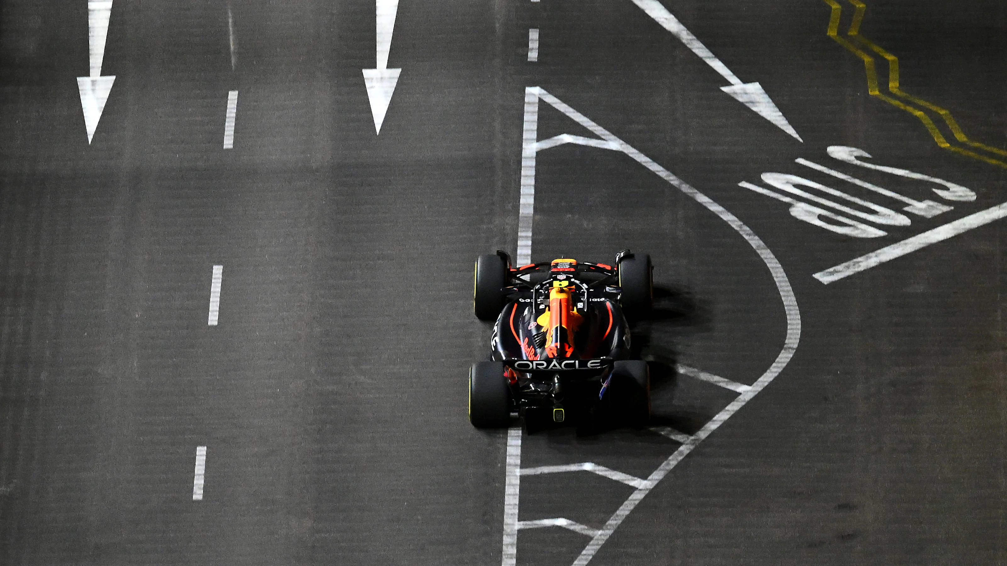 SINGAPORE, SINGAPORE - OCTOBER 03: Yuki Tsunoda of Japan driving the (22) Oracle Red Bull Racing