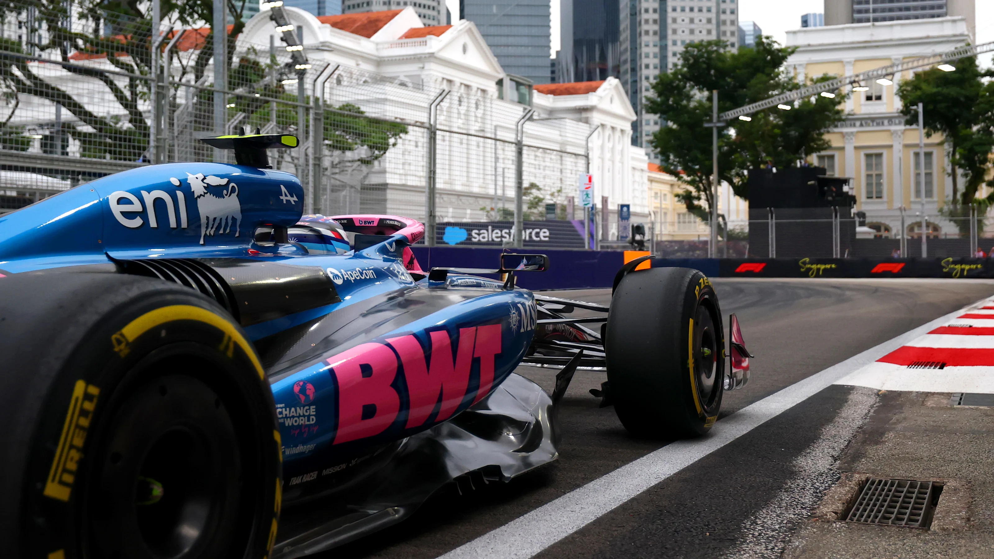 SINGAPORE, SINGAPORE - OCTOBER 04: Franco Colapinto of Argentina driving the (43) Alpine F1 A525